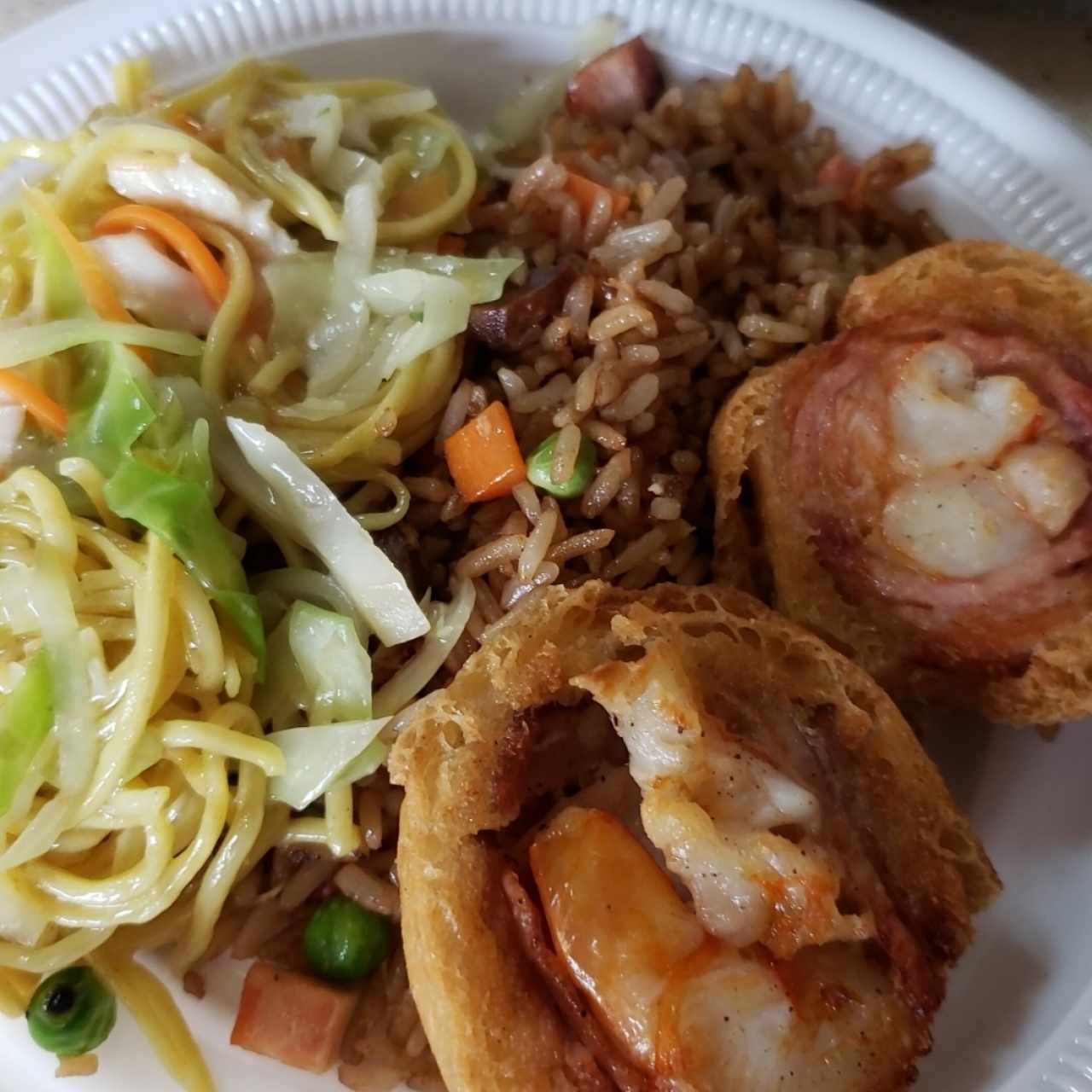 chow mein, arroz con puerco y rollo camarón