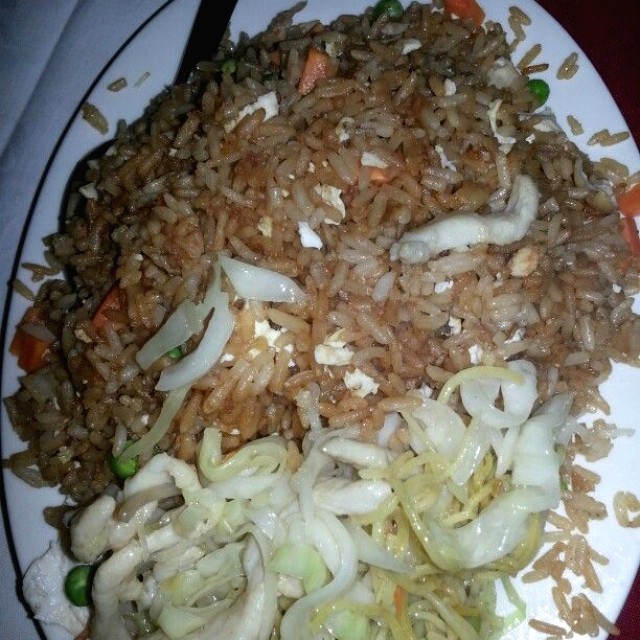 Chow mein de pollo y arroz frito de pollo 