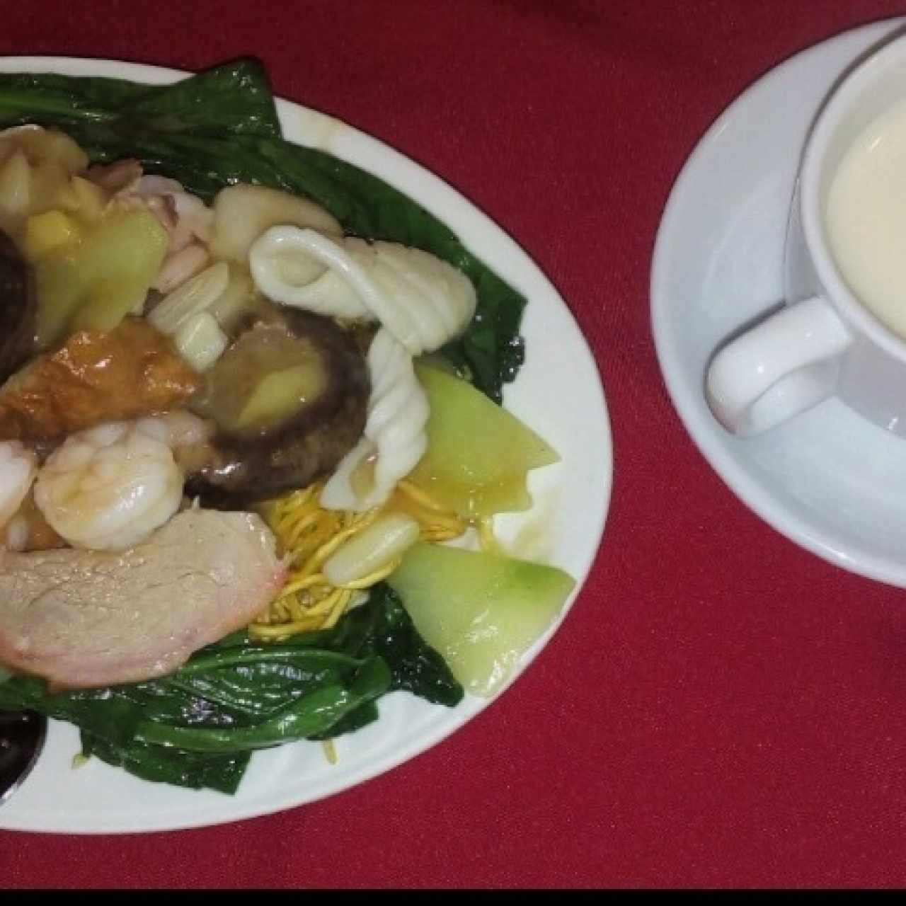 Chow mein combinación espacial a la Camtón y Té de almendras