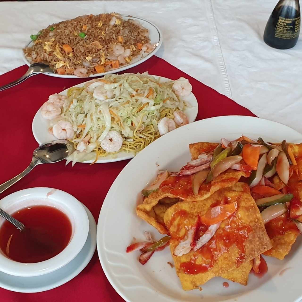 Arroz frito de camarones, chow mein y wantón