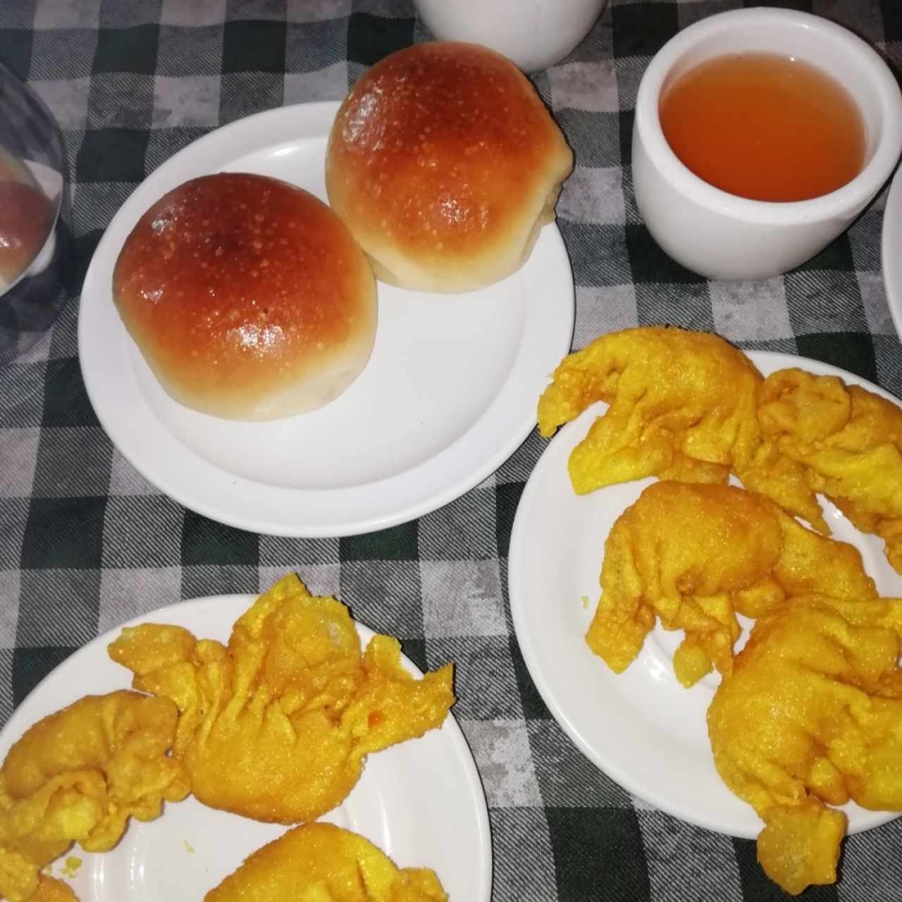 Ham Pao horneados y Wantones rellenos de camarón