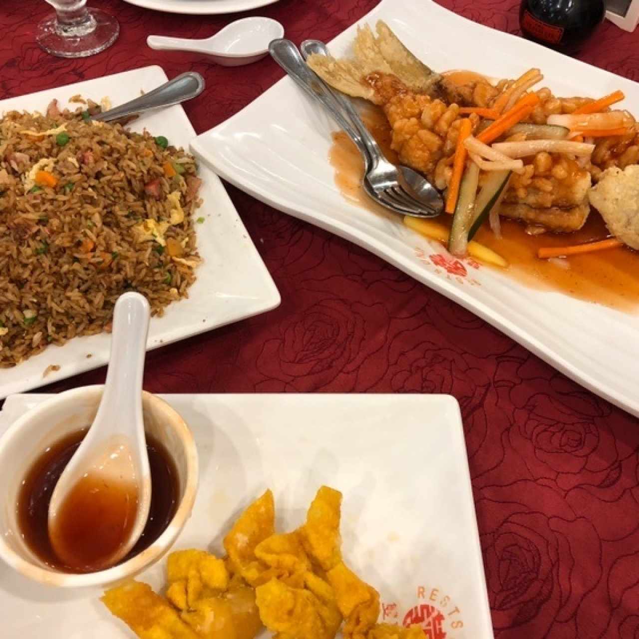 Arroz Frito con Puerco, Robalo Racimo de Uvas y Wanton Relleno de Camarones