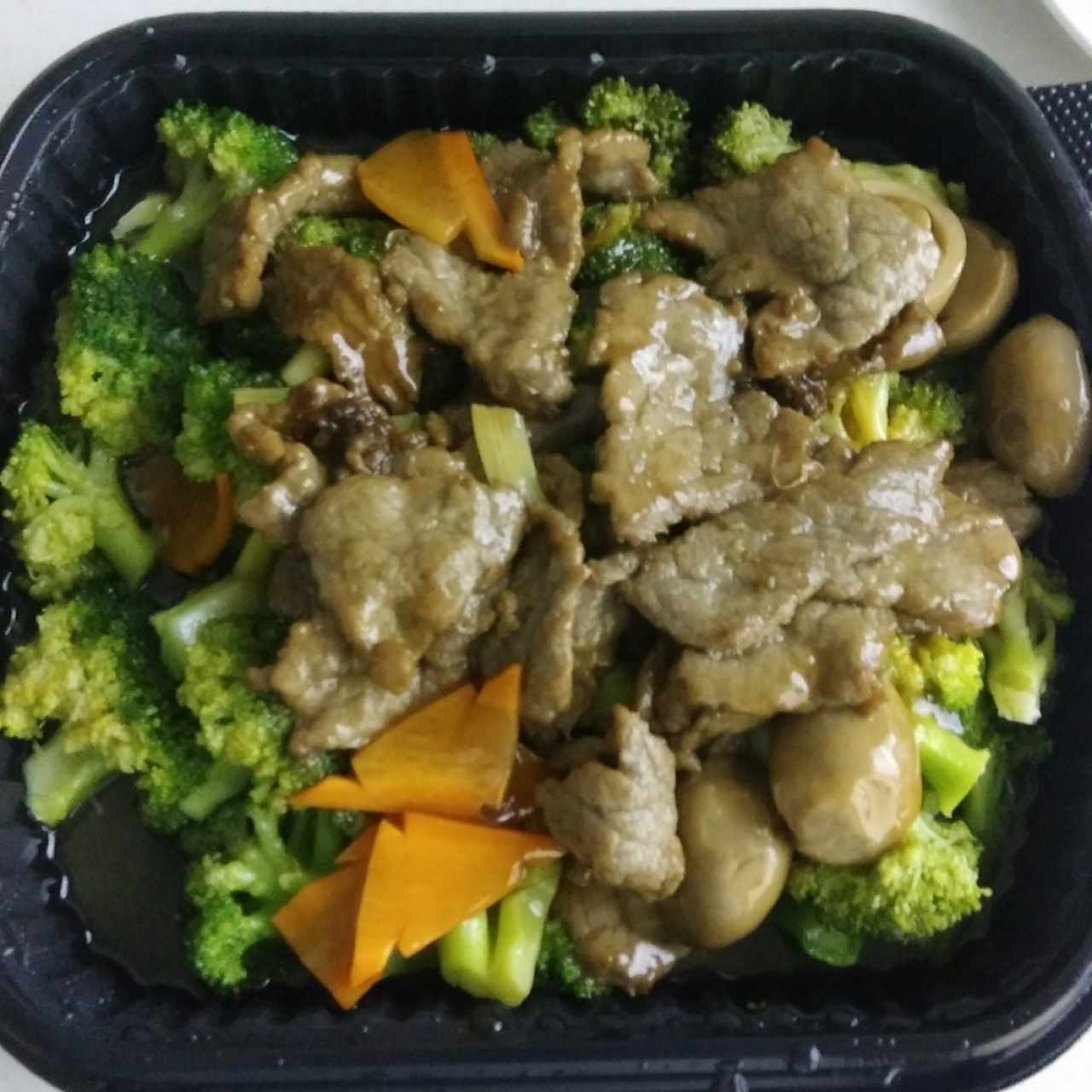Carne con brócoli, hongos y zanahoria.