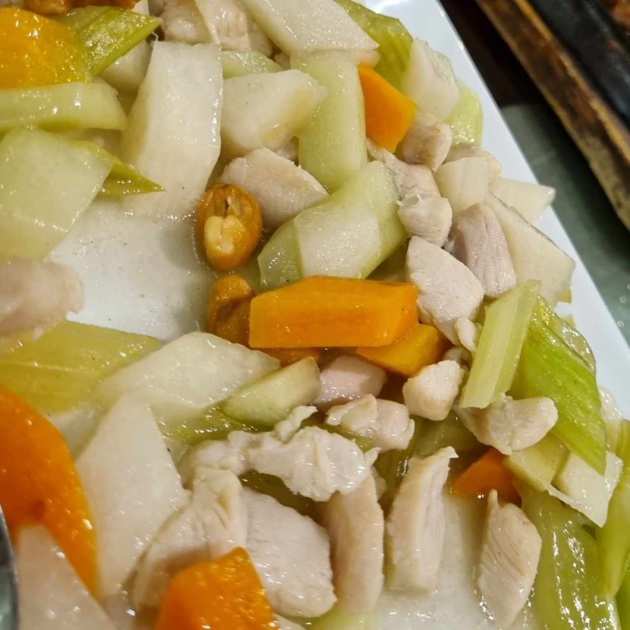 Pollo con pepitas de marañón 