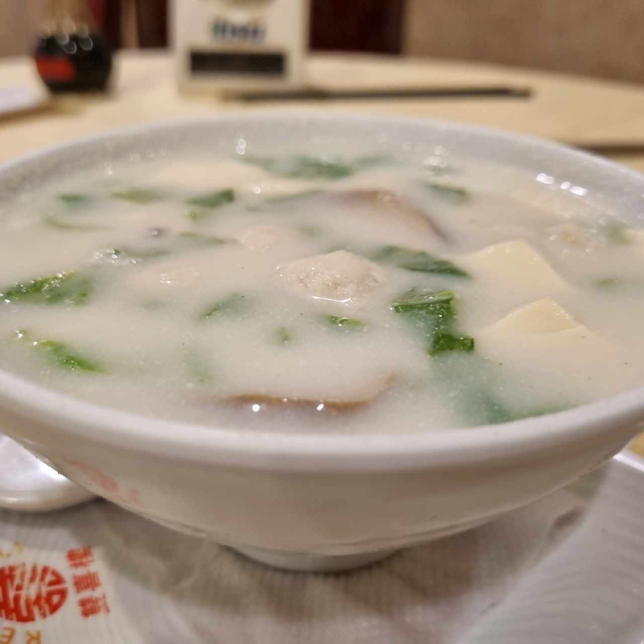 Sopa De Bolas De Pescado Con Vegetales Y Tofu