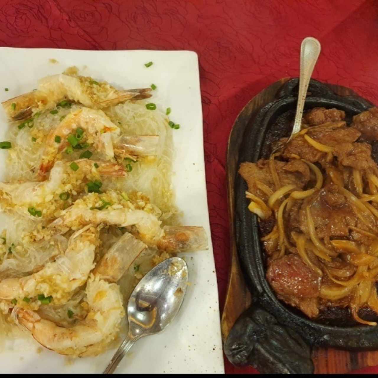 langostinos herbidos con aho, carne con cenolla a la parrilla