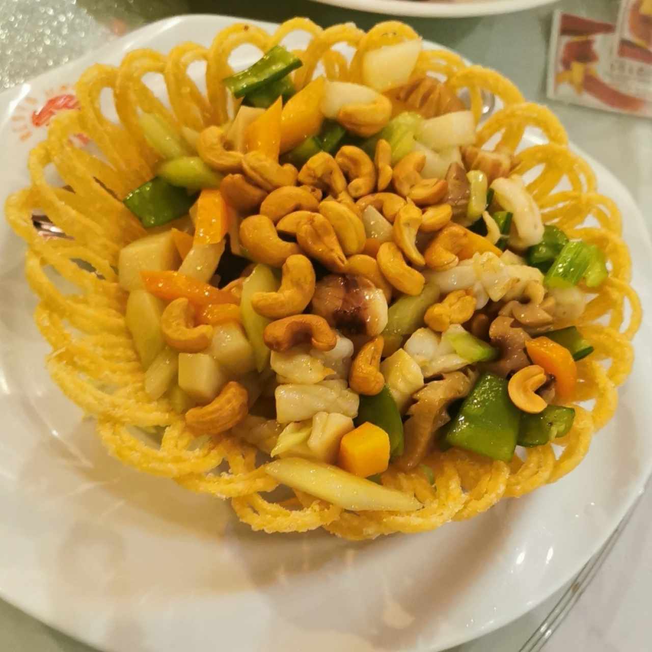 Canasta frita de fideos con mariscos y vegetales 