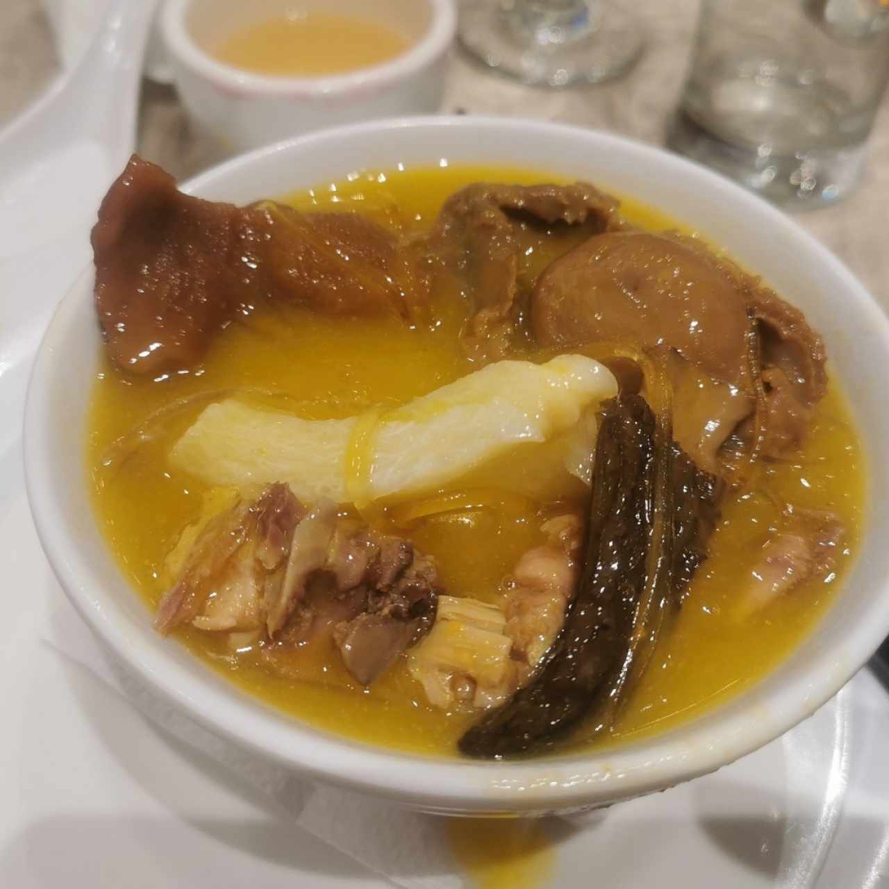 Sopa especial de mariscos (conchuela, pepino de mar, avalone) 