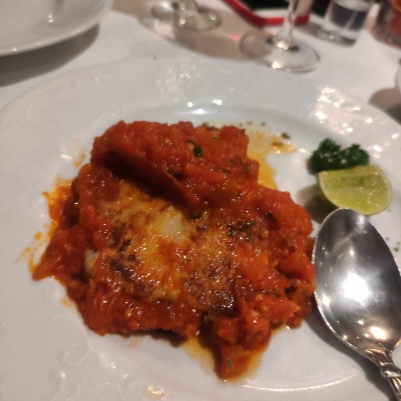 Filete de mero en salsa de tomate y albahaca 