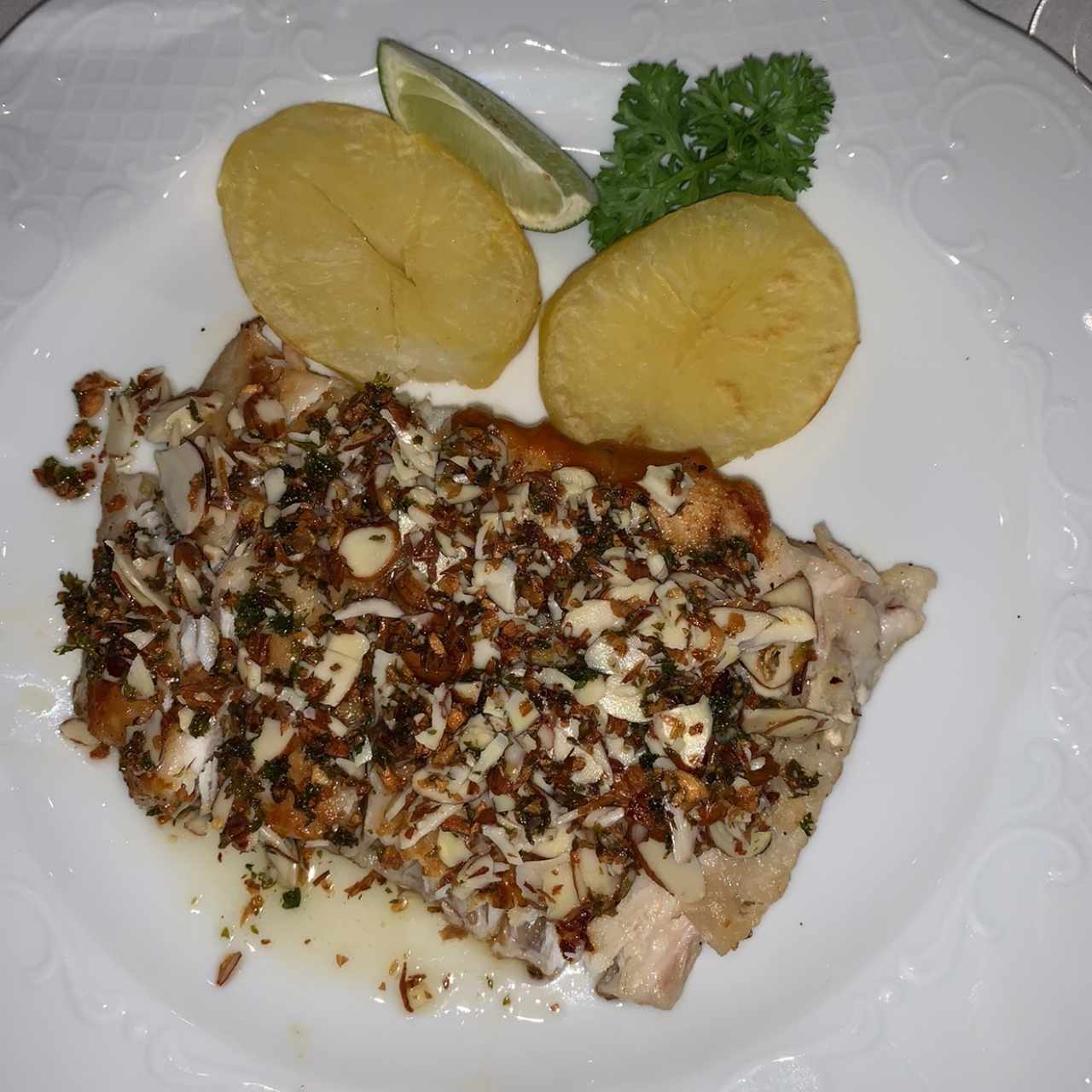 corvina con almendras y ajo