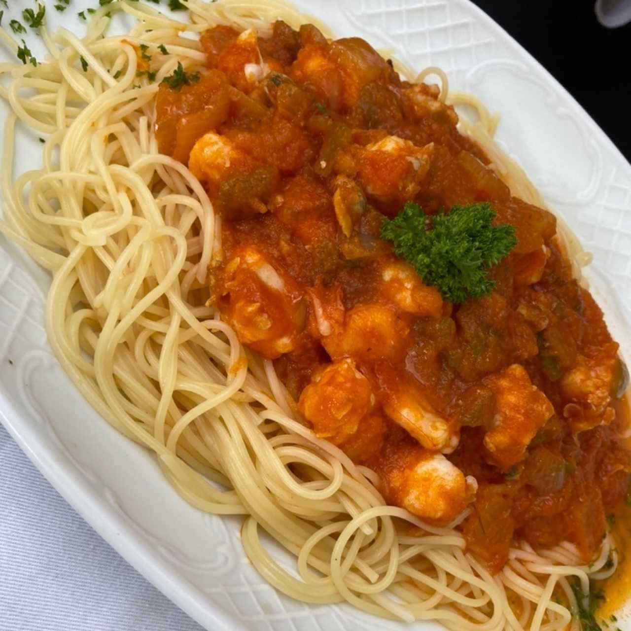 Spaguetti con salsa roja de langostinos y almejas