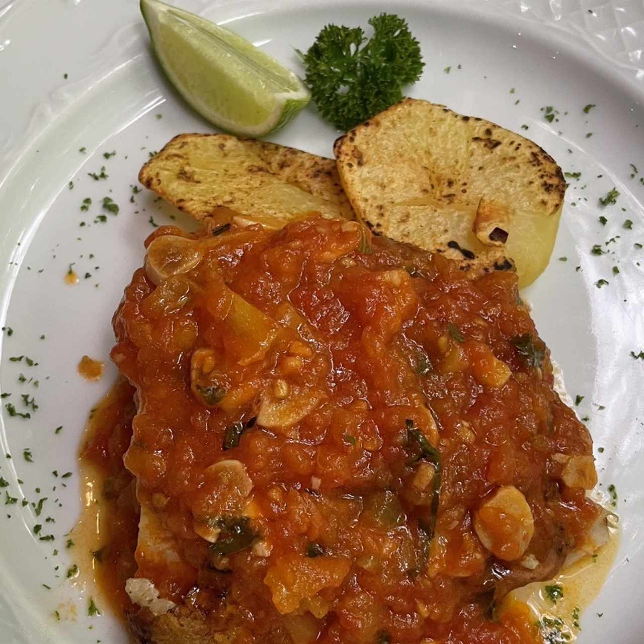 Corvina Salteada en Salsa de Tomate y Albahaca