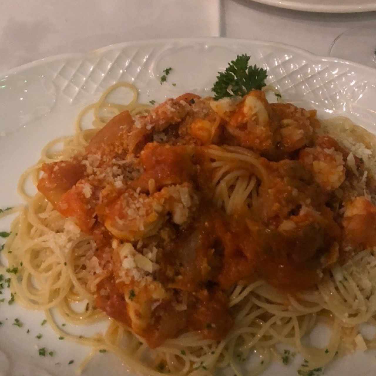 Espaguetti con langostinos y almejas en salsa roja