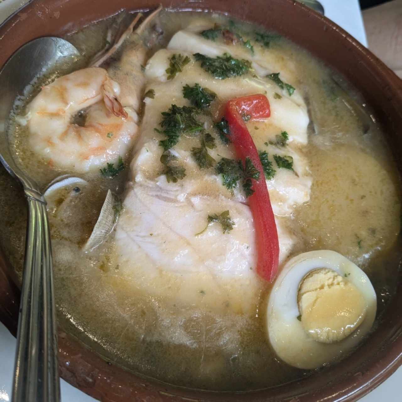 Corvina a la Vasca a la Bilbaína en Cazuela