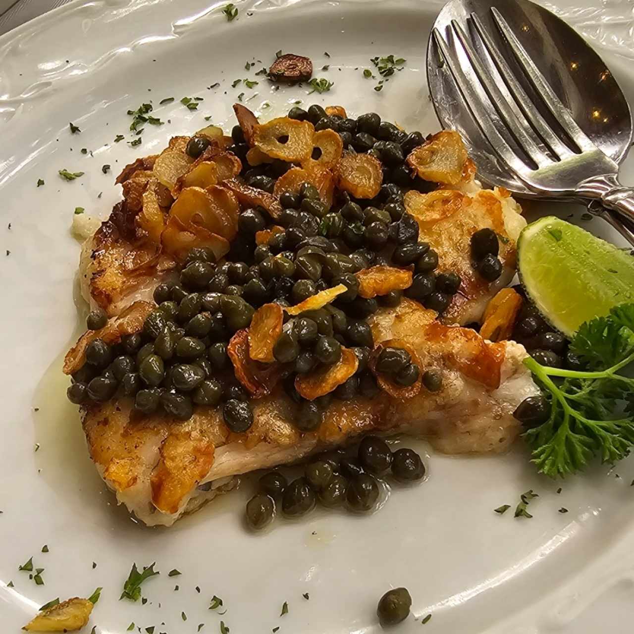 corvina con alcaparras