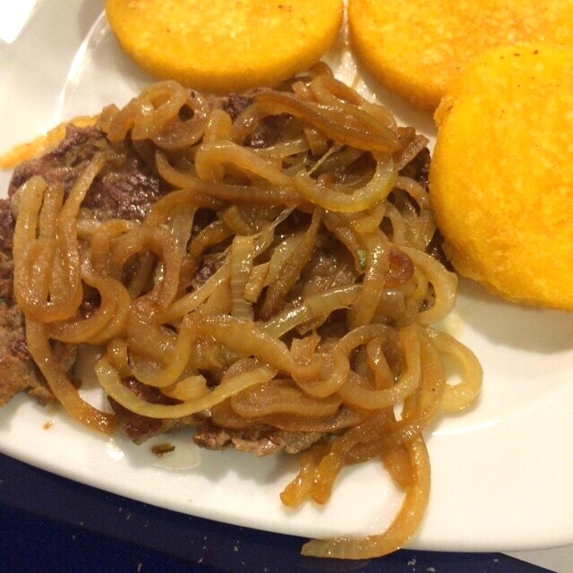 Bistek encebollado de carne con tortillas