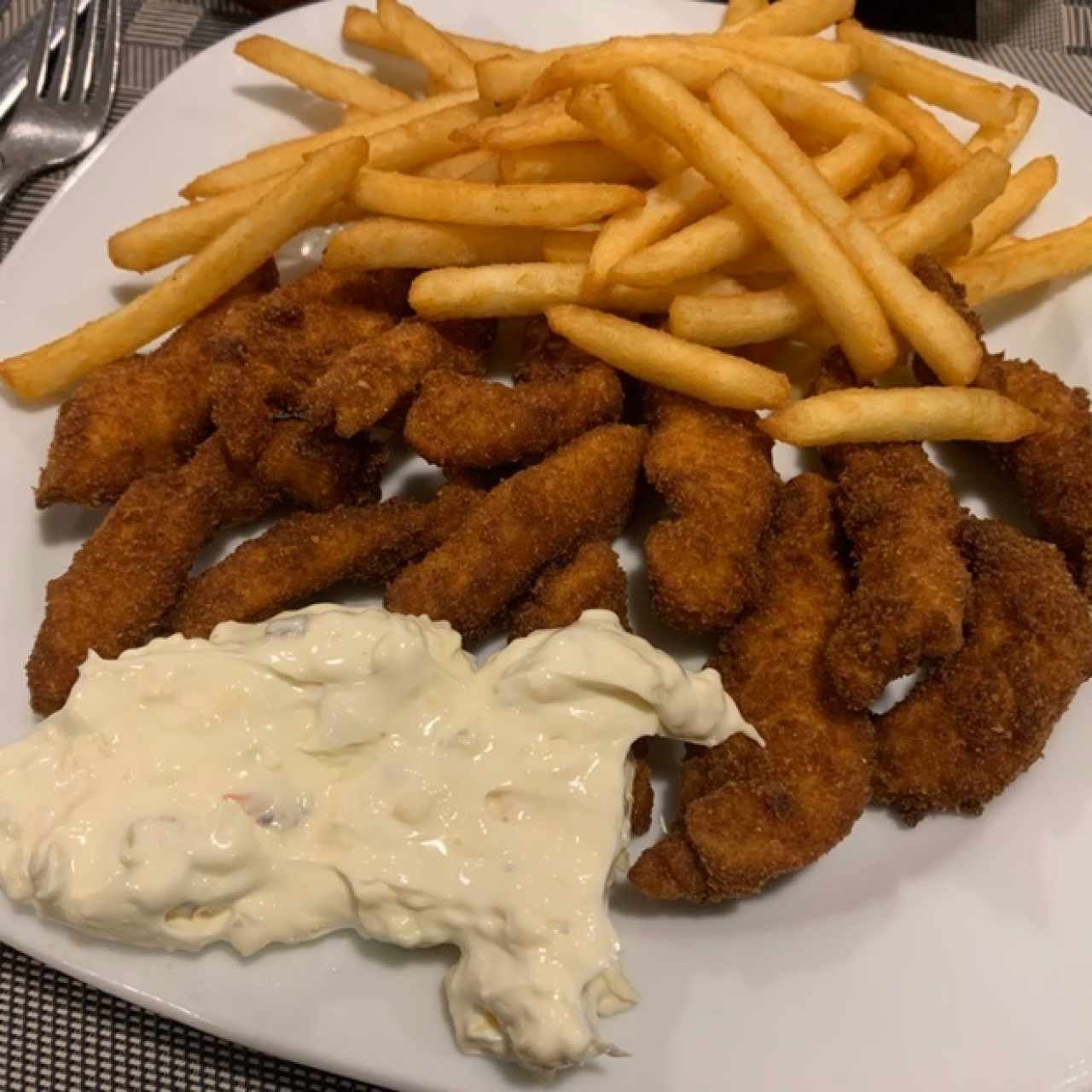 dedos de pollo con papas fritas