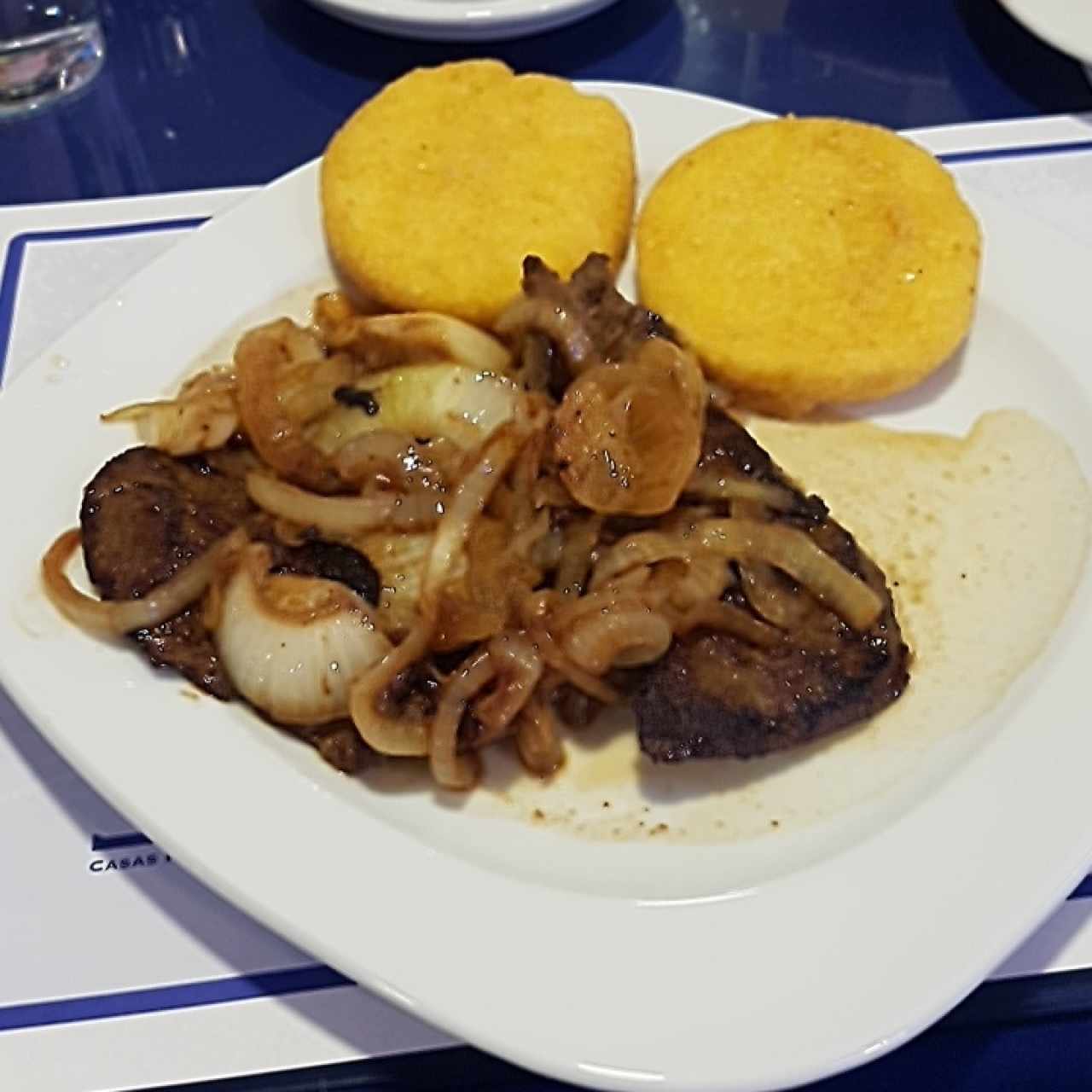 Bistec de higado encebollado 