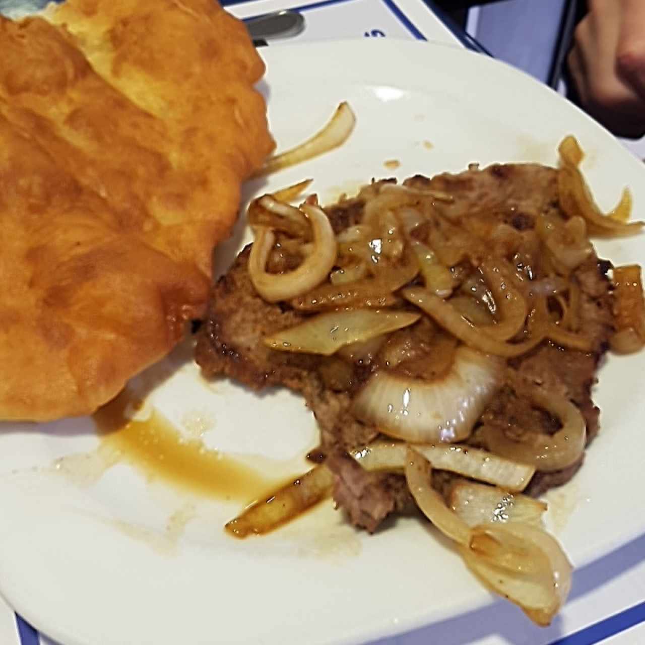 Bistec de res encebollado con hojaldre