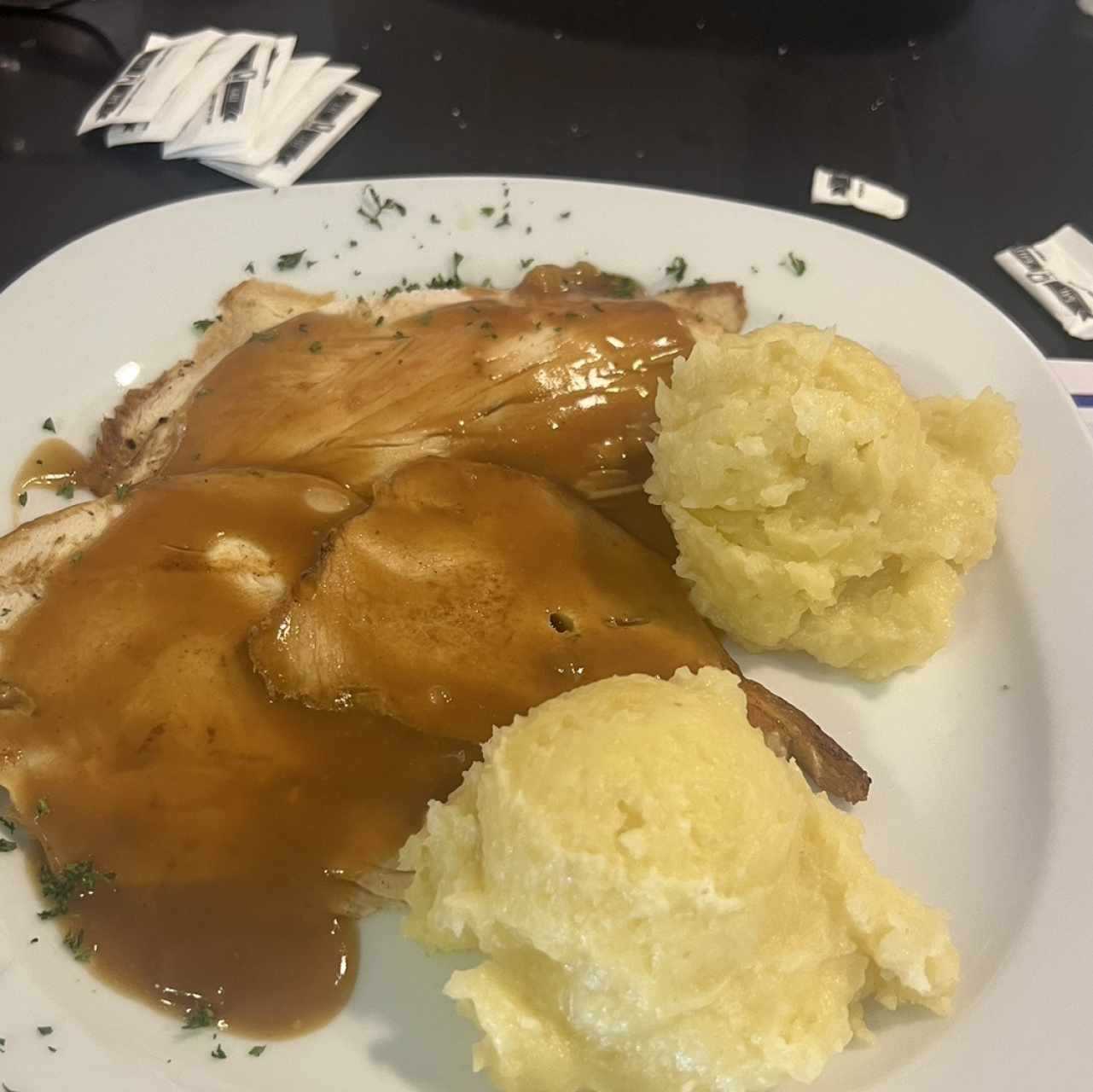 Pavo con gravy y puré 