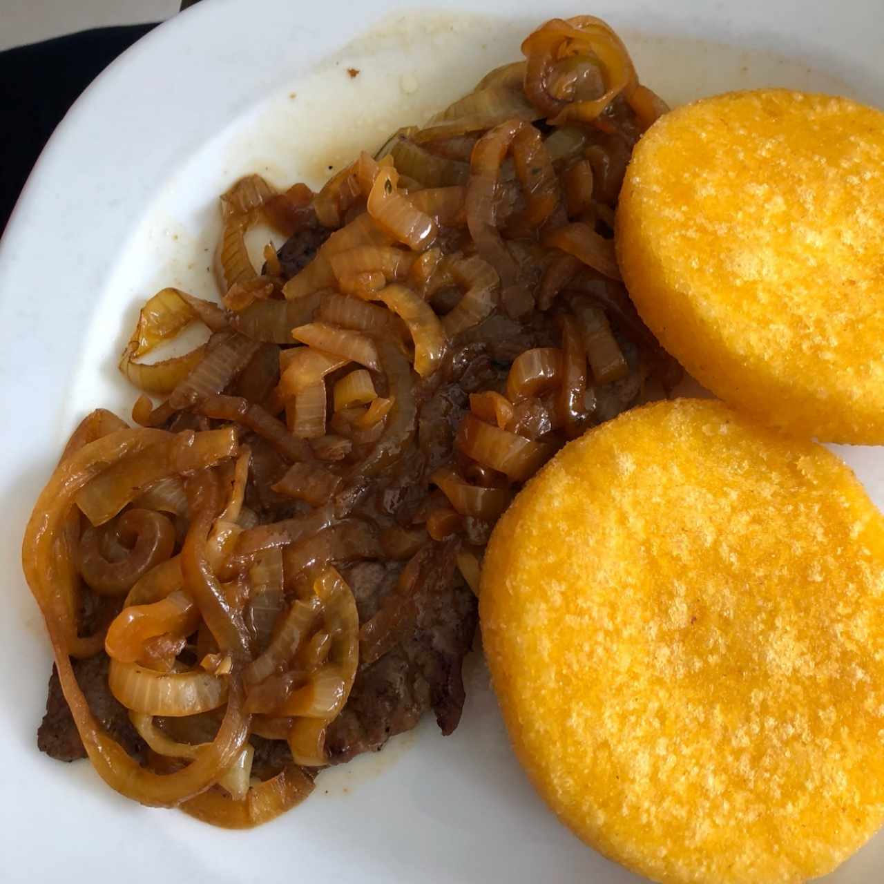 Bisteck encebollado con Tortillas