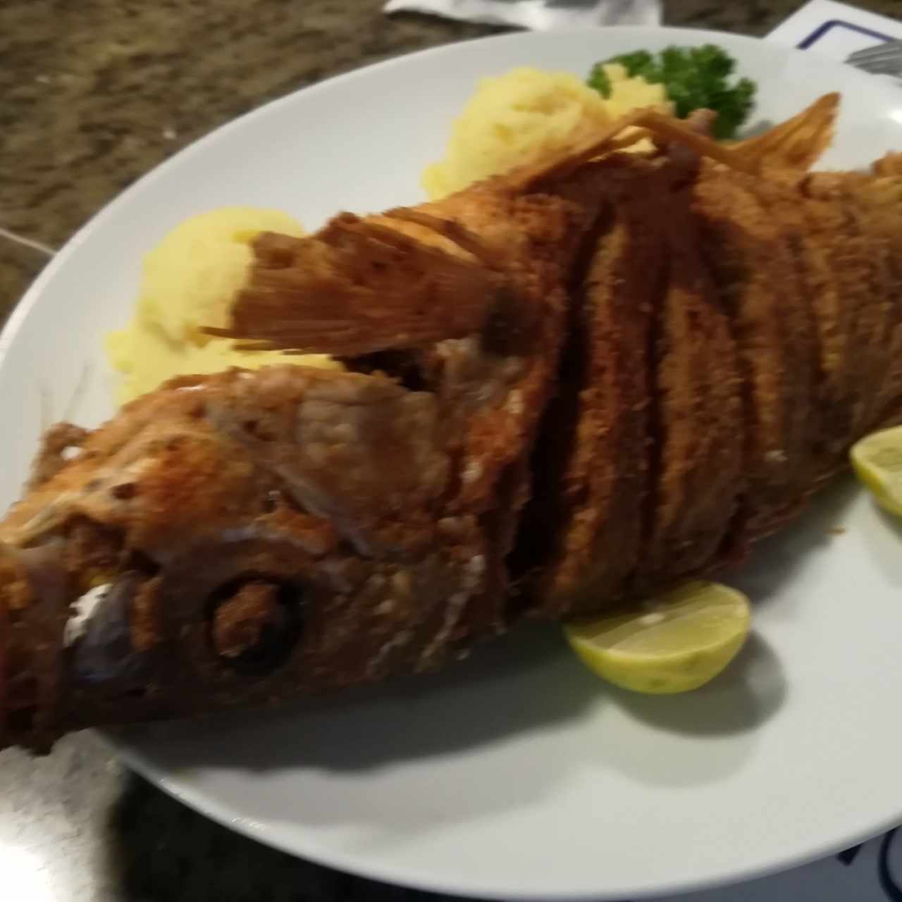 Pargo frito con puré