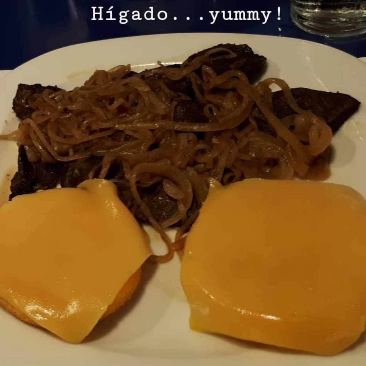 Bistec de hígado encebollado