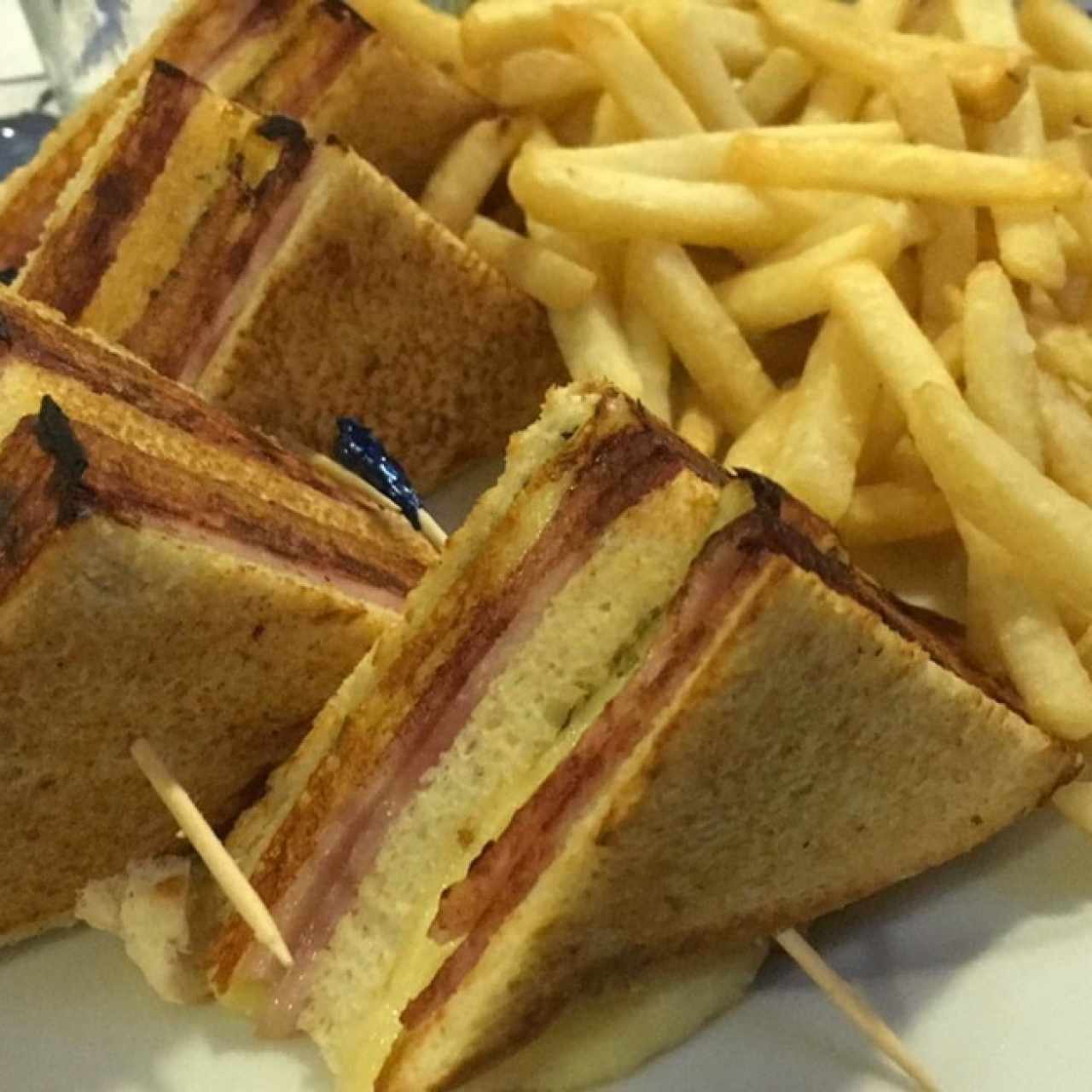 Derretido de queso, jamón y oregano con papas fritas