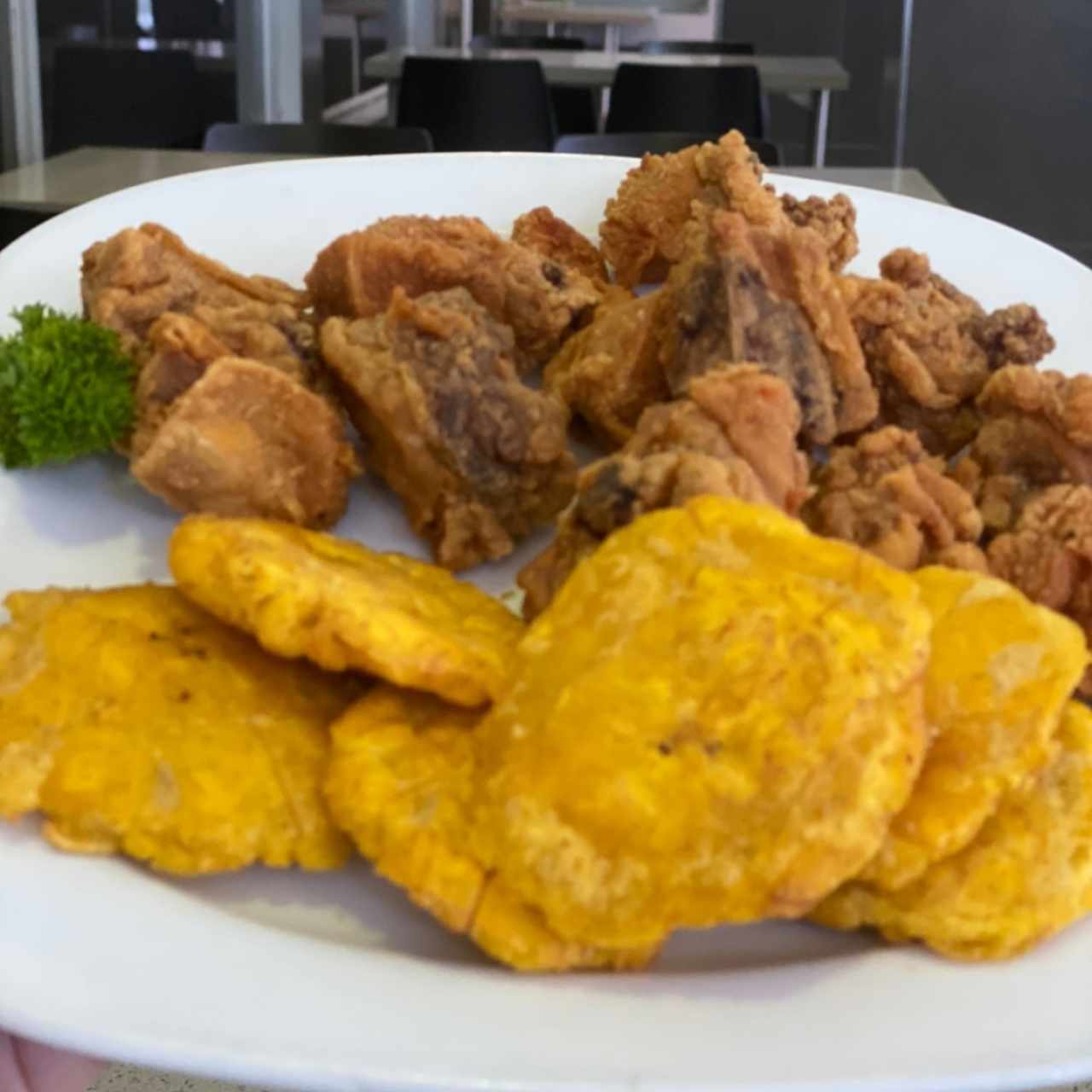 Pollo Pájaro con patacones