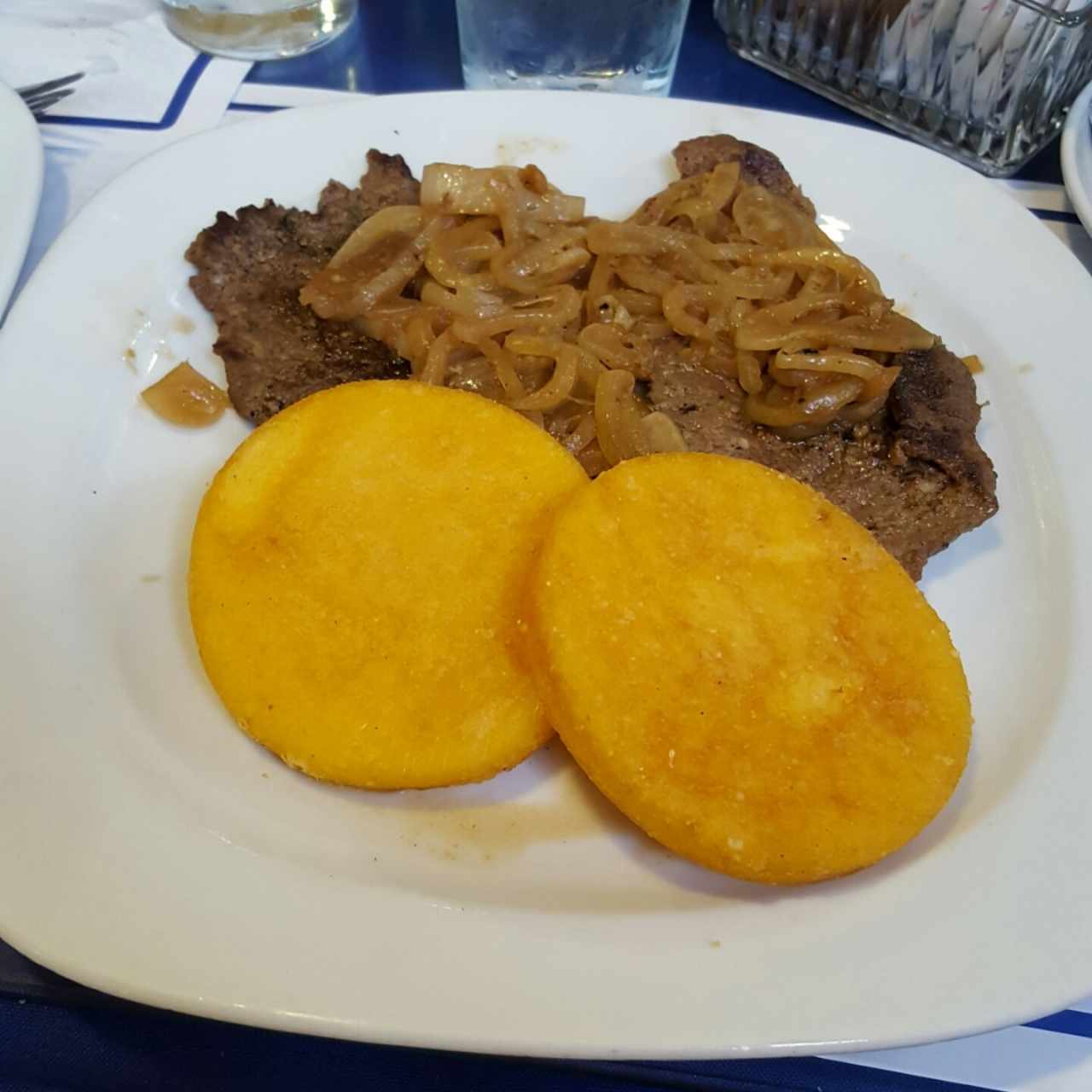 bistec encebollado con tortillas