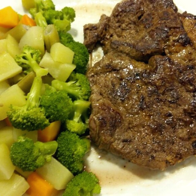 Filete de res con vegetales hervidos