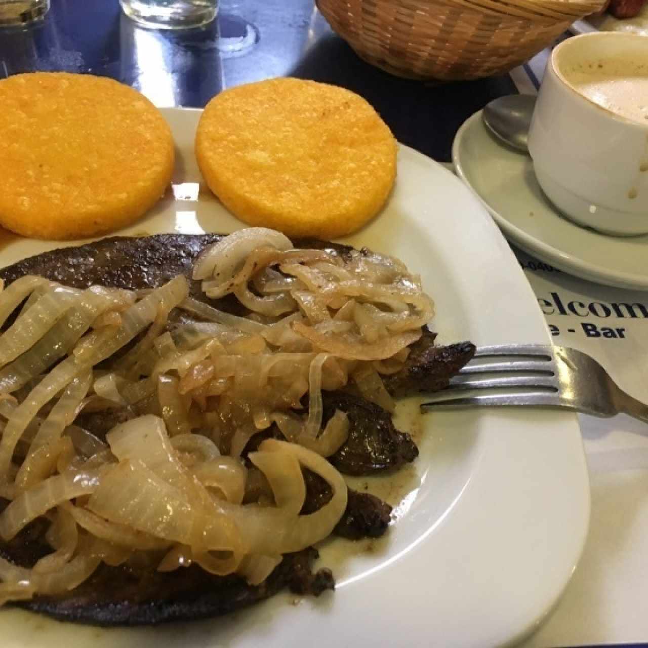 higado encebollado con tortillas y cafe con leche 