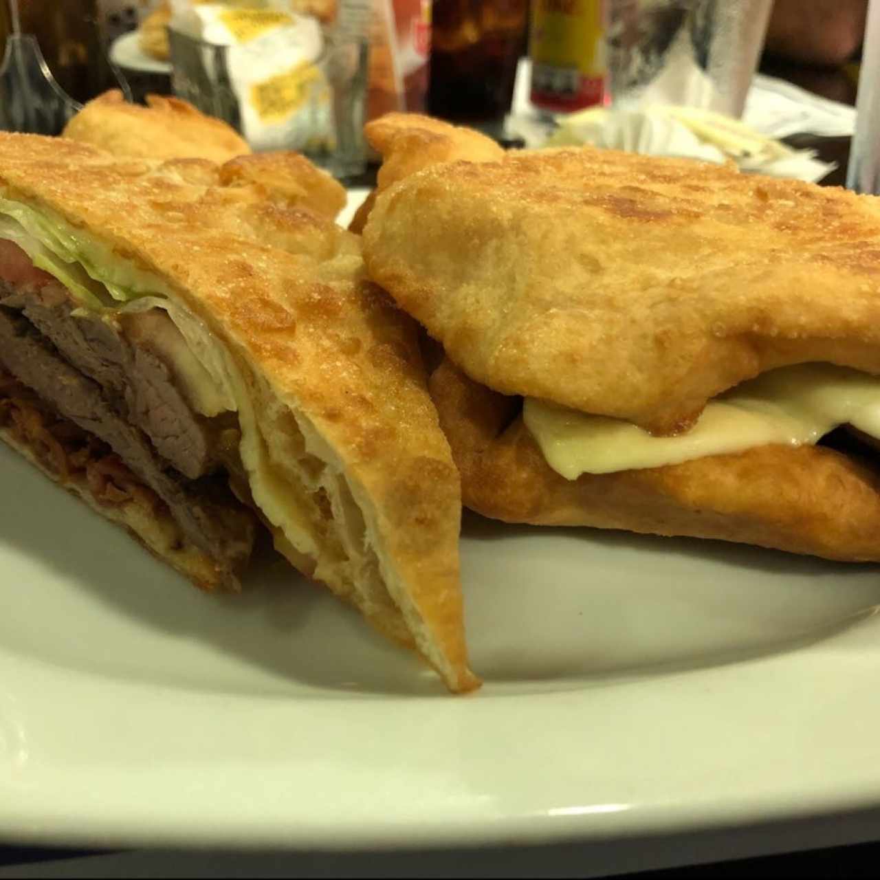 Sandwich de filete, mozarella y tocino en Hojaldra. 🤤
