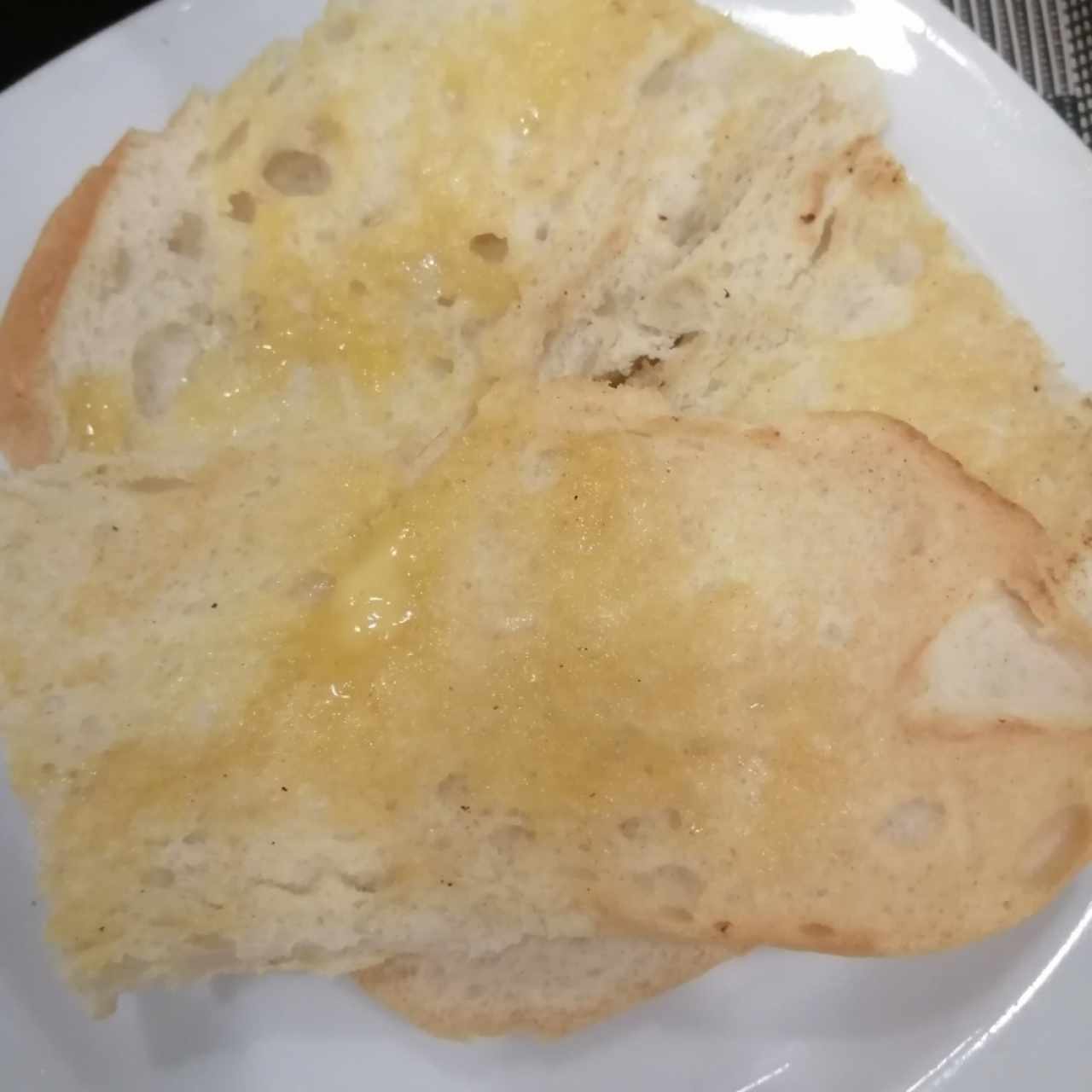 Pan con mantequilla de ajo