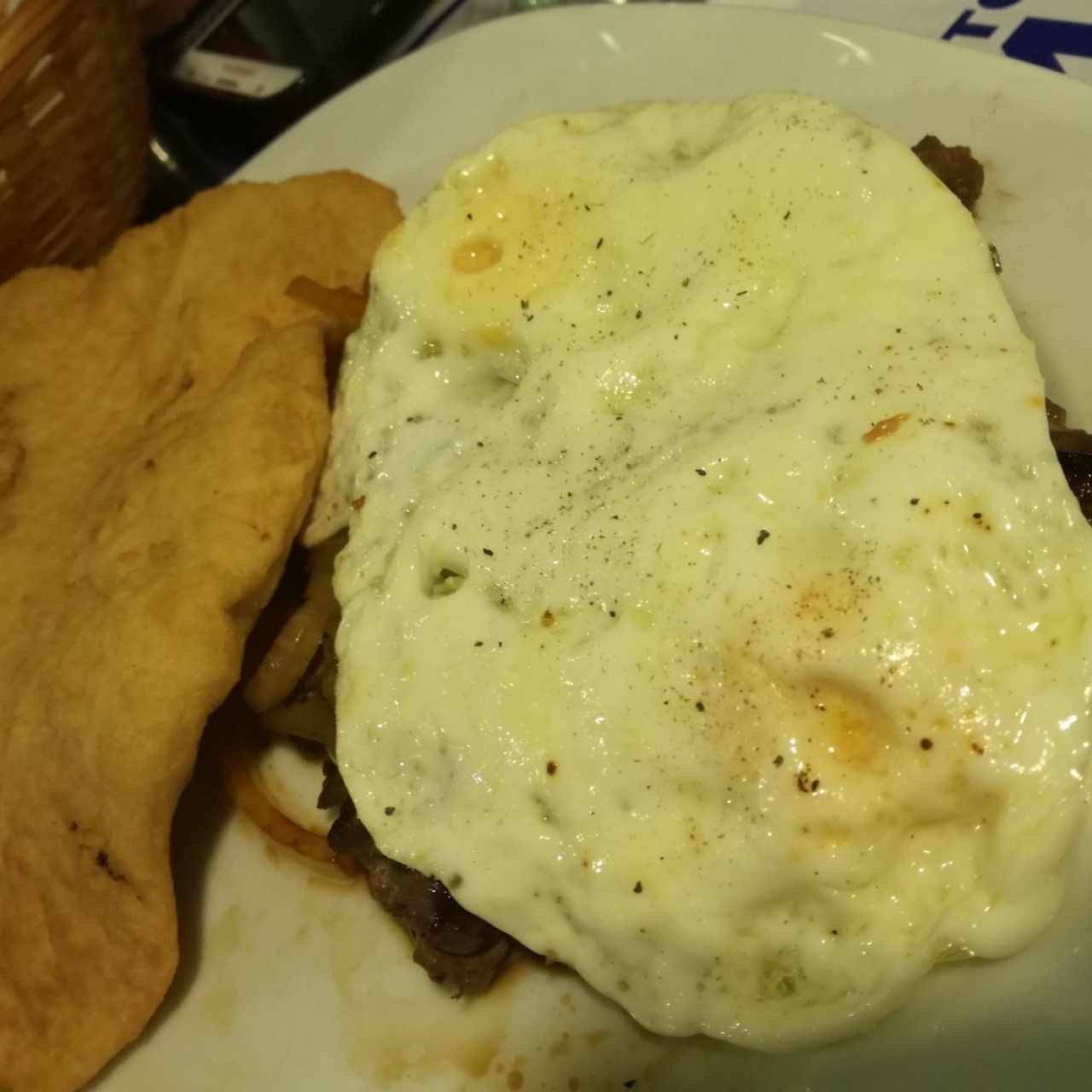 Bistec de Hígado a caballo con hojaldre