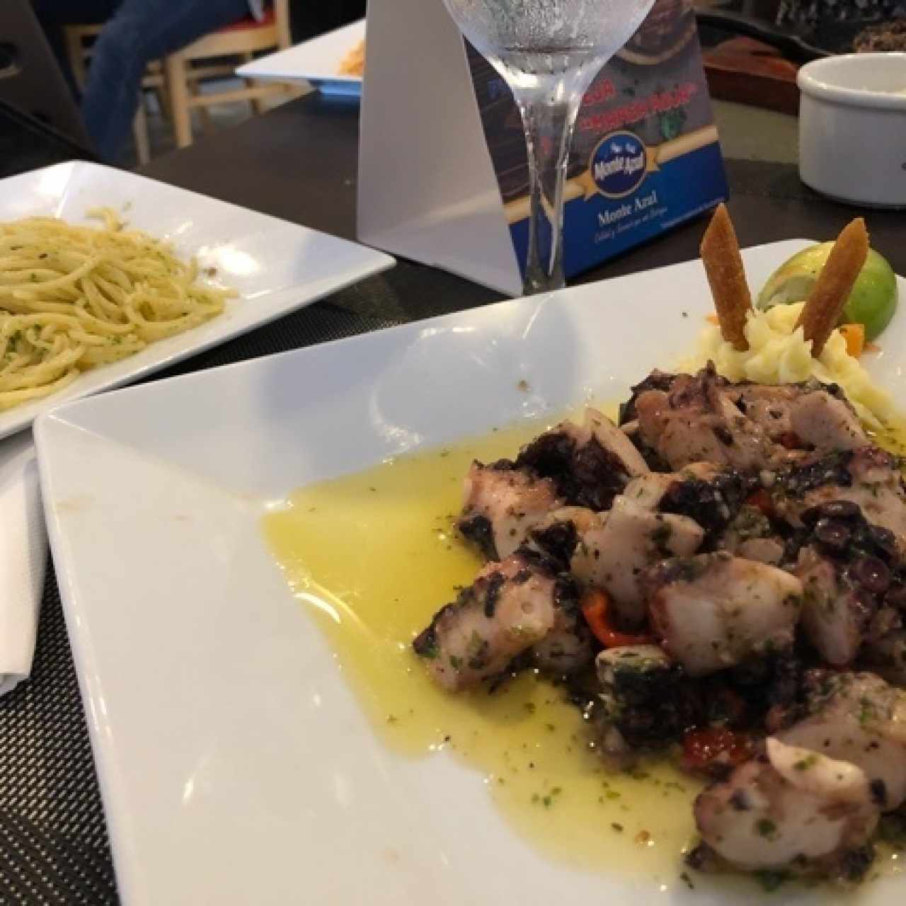 Pulpo al ajillo con spaguetis al olio