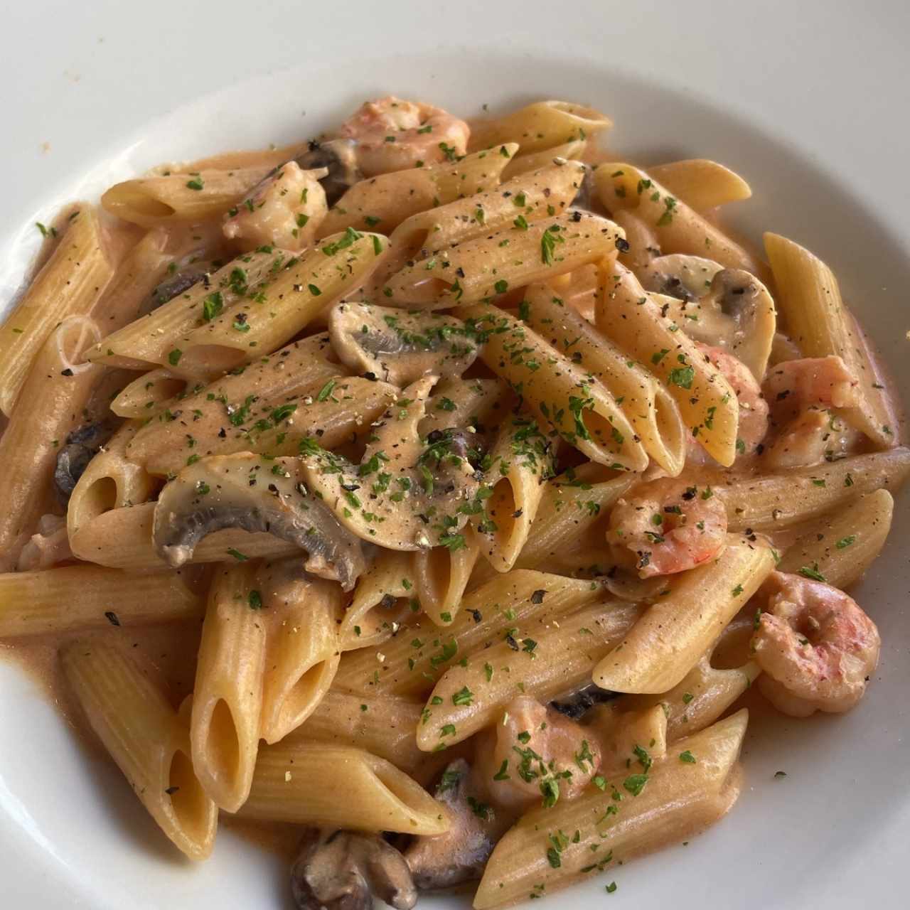 Penne con camarones con hongos - menu ejecutivo