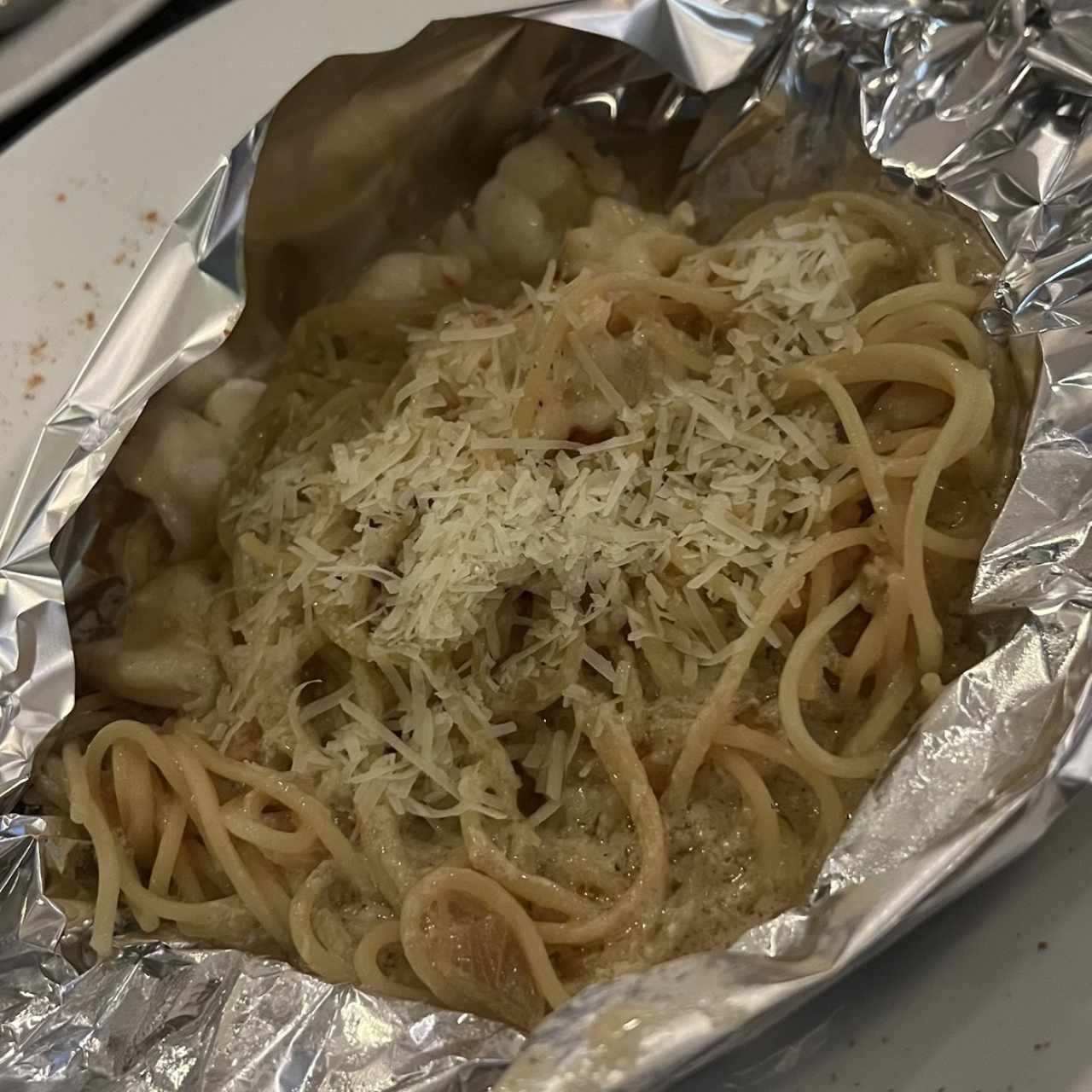 Pasta con camarones en salsa blanca