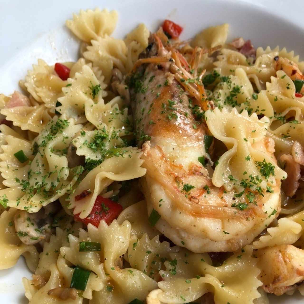 Pasta corta con camarones, langostino y panceta