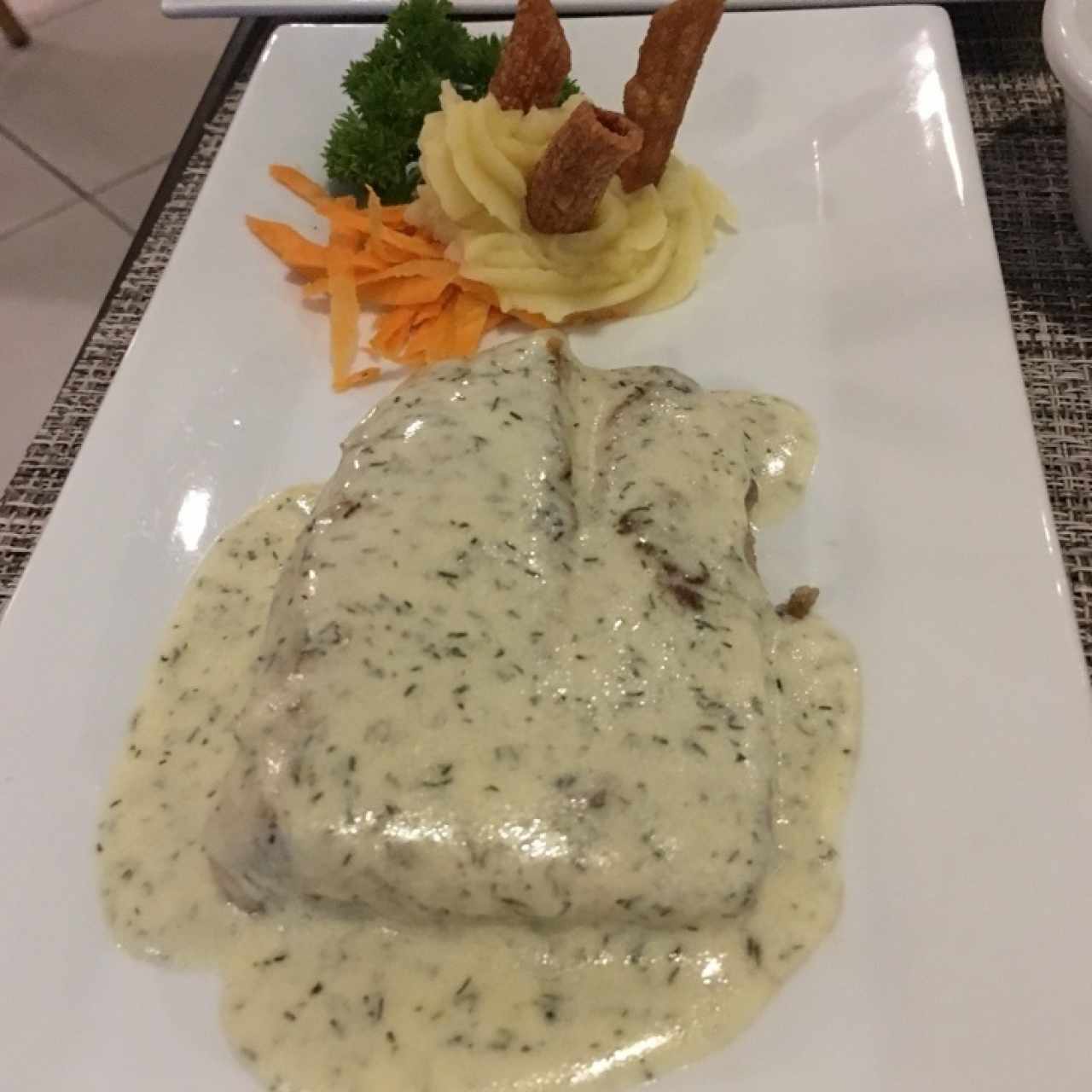 Filete de pescado en salsa romero