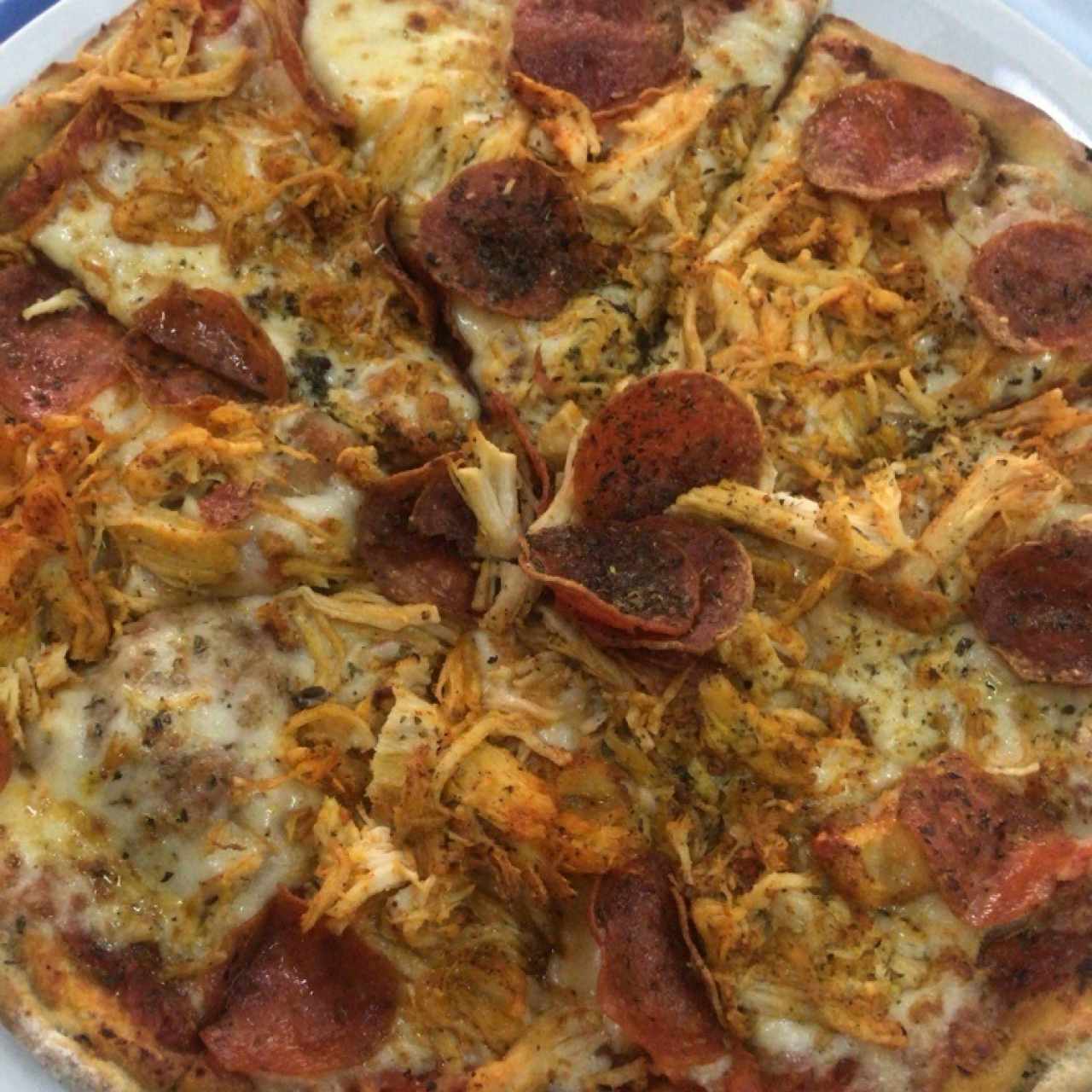 pizza pepperoni con pollo adicional