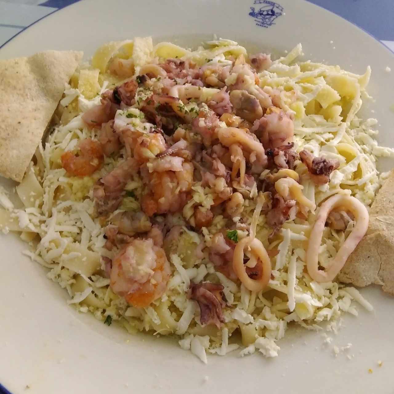 Fettucine al olio con mixto de mariscos.