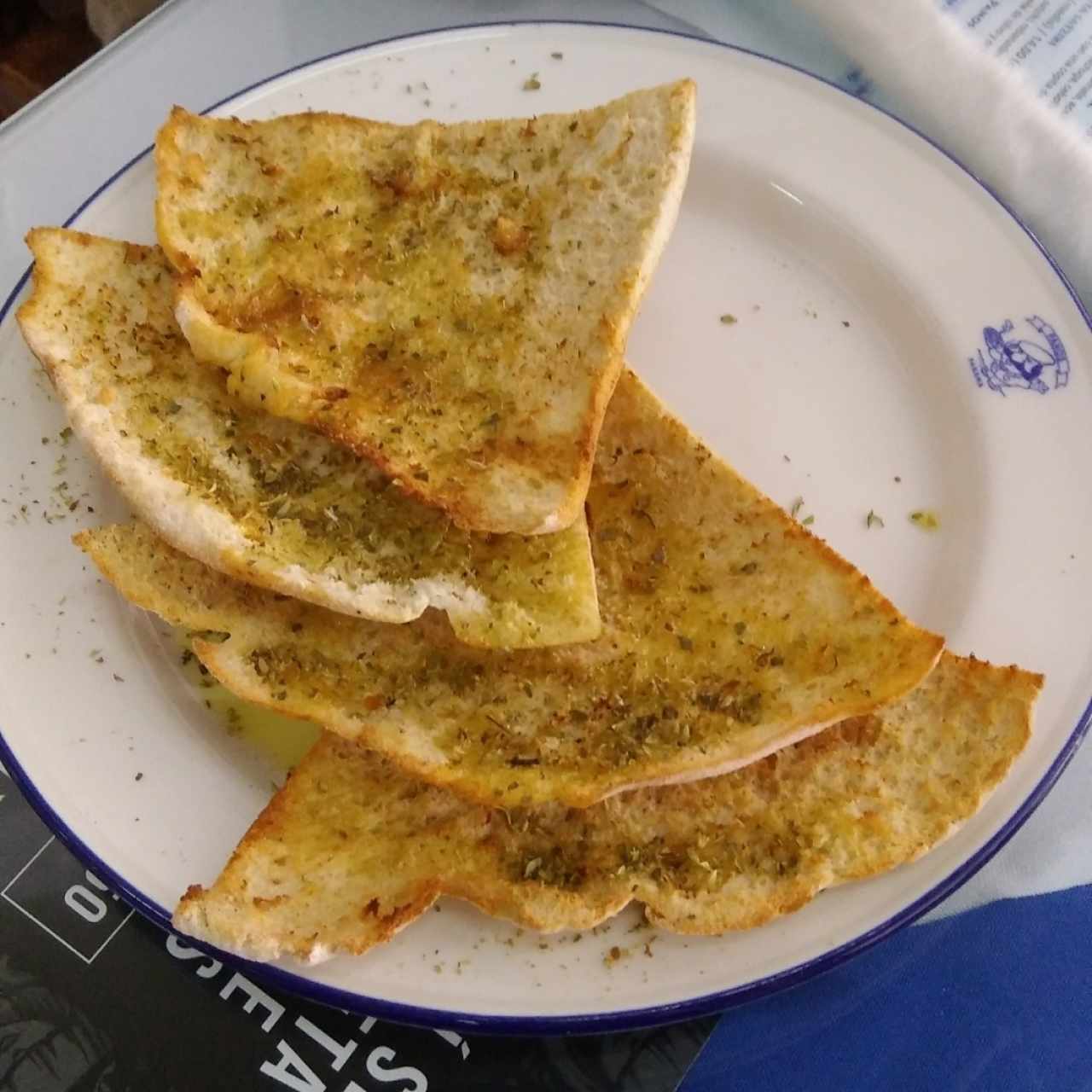 Pan pita blanco con orégano.