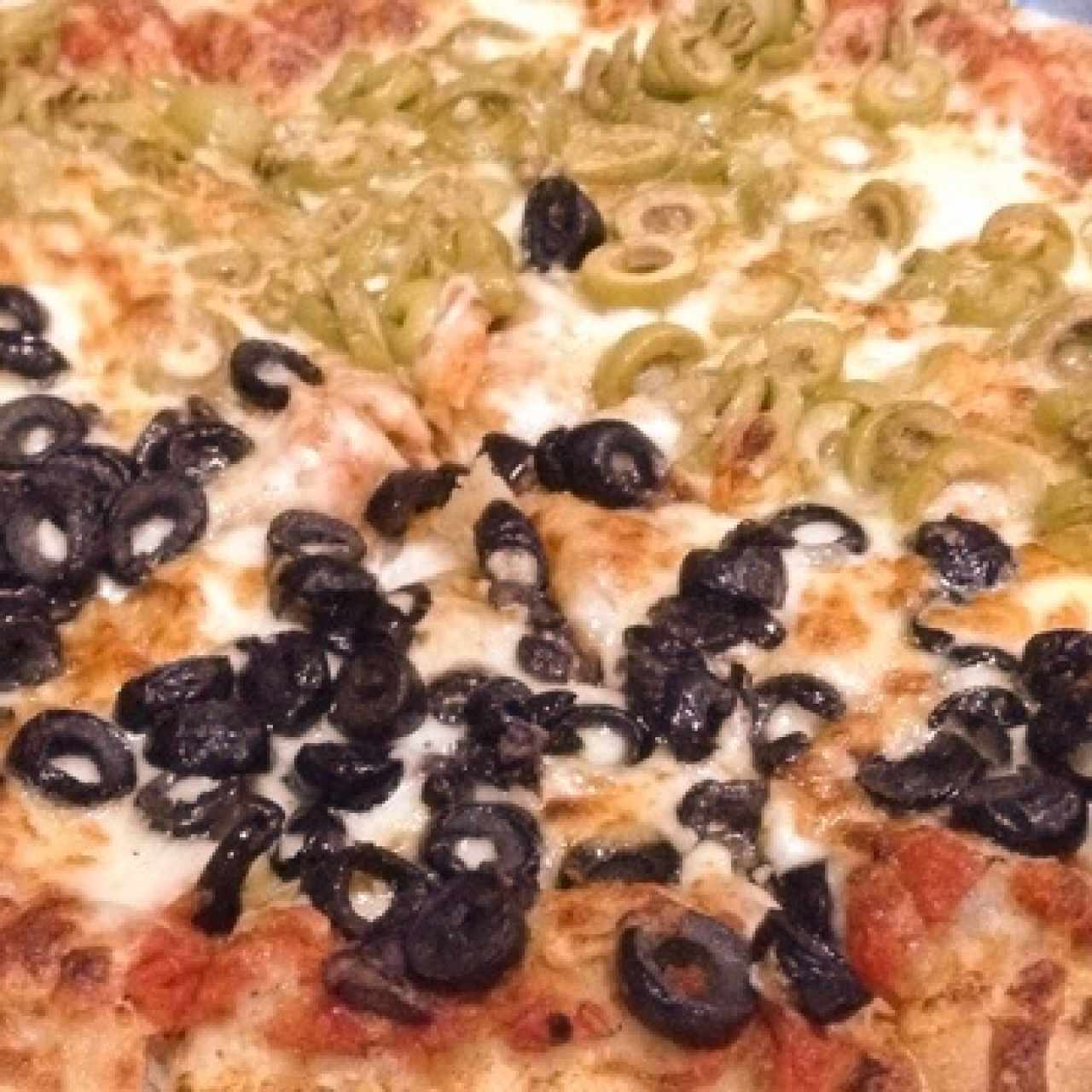 pizza de aceitunas negras y verdes