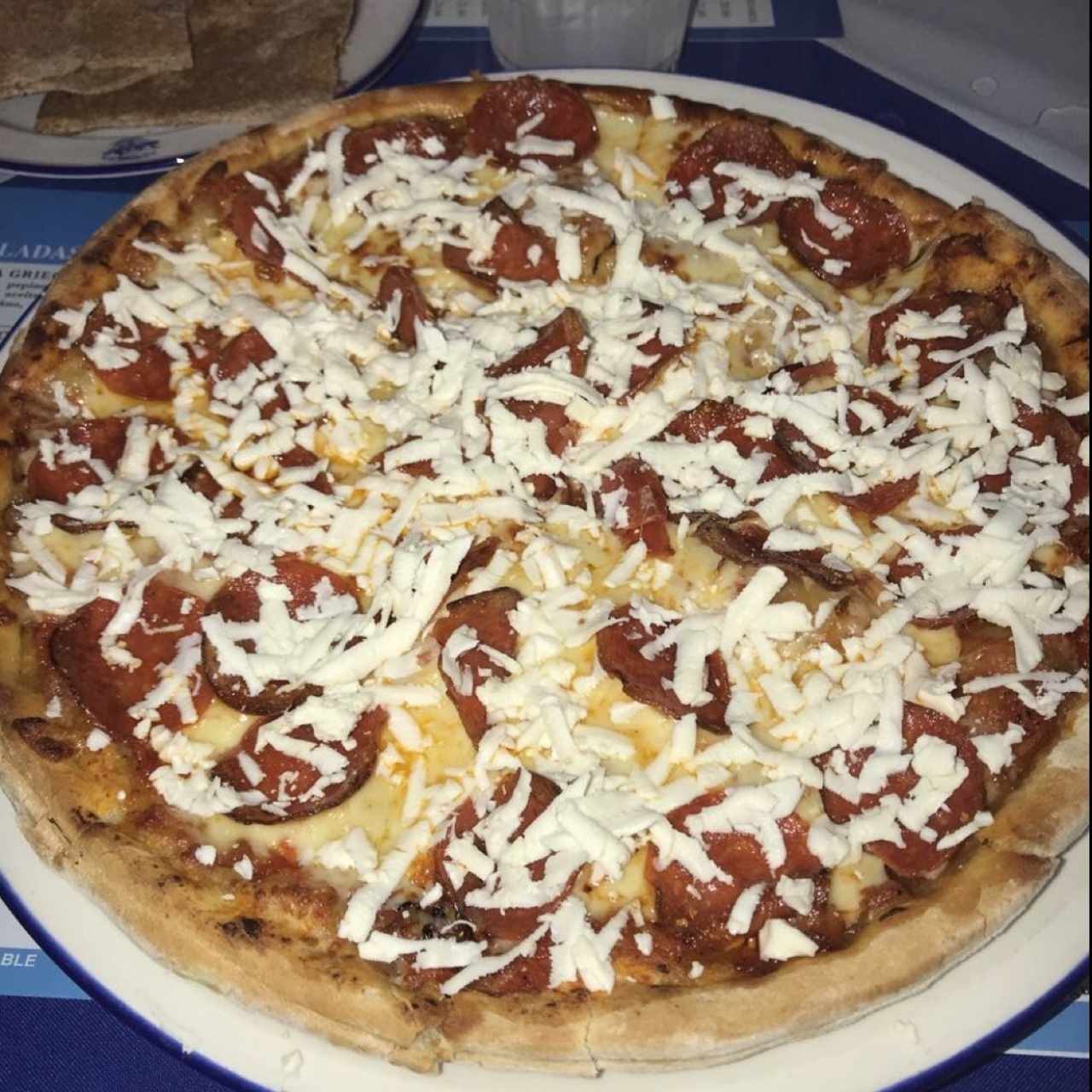 pizza peperoni con queso feta 