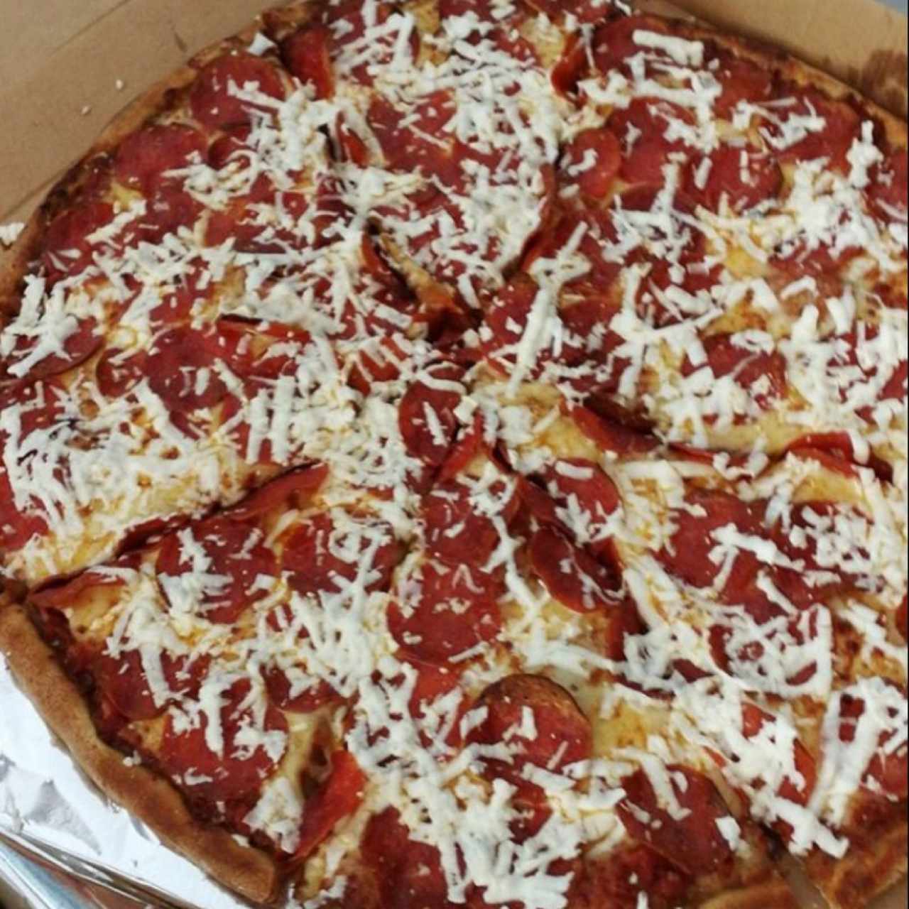 Pizza de pepperoni con queso feta al salir