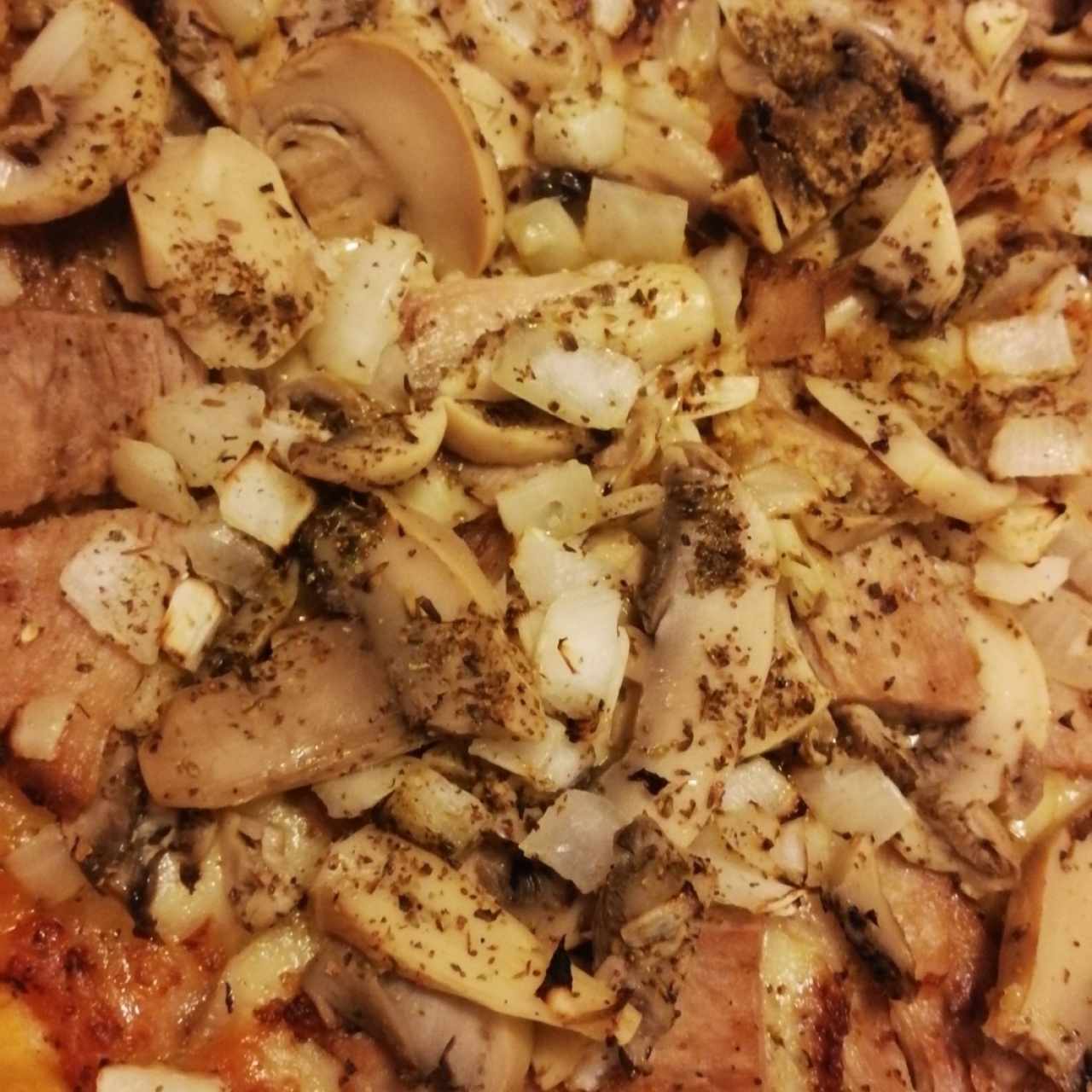 pizza de pernil champiñones cebolla y hongos