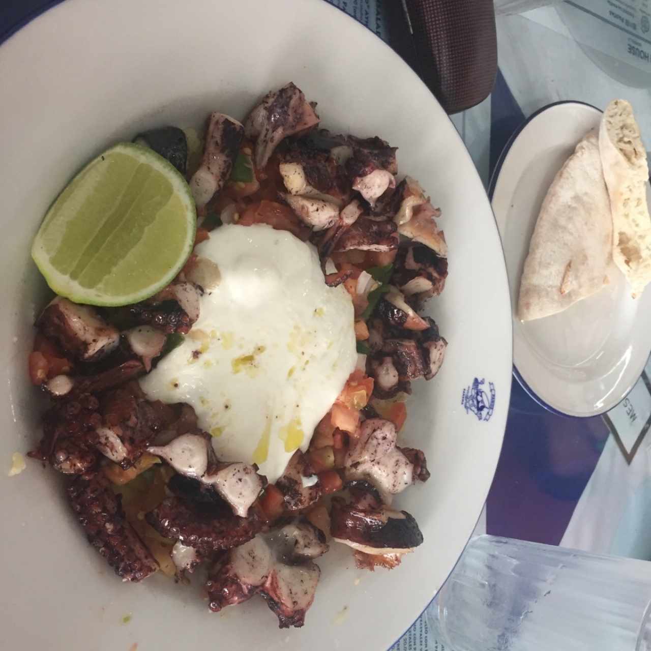 Pulpo al olio con papas majadas, pique de vegetales y satziki