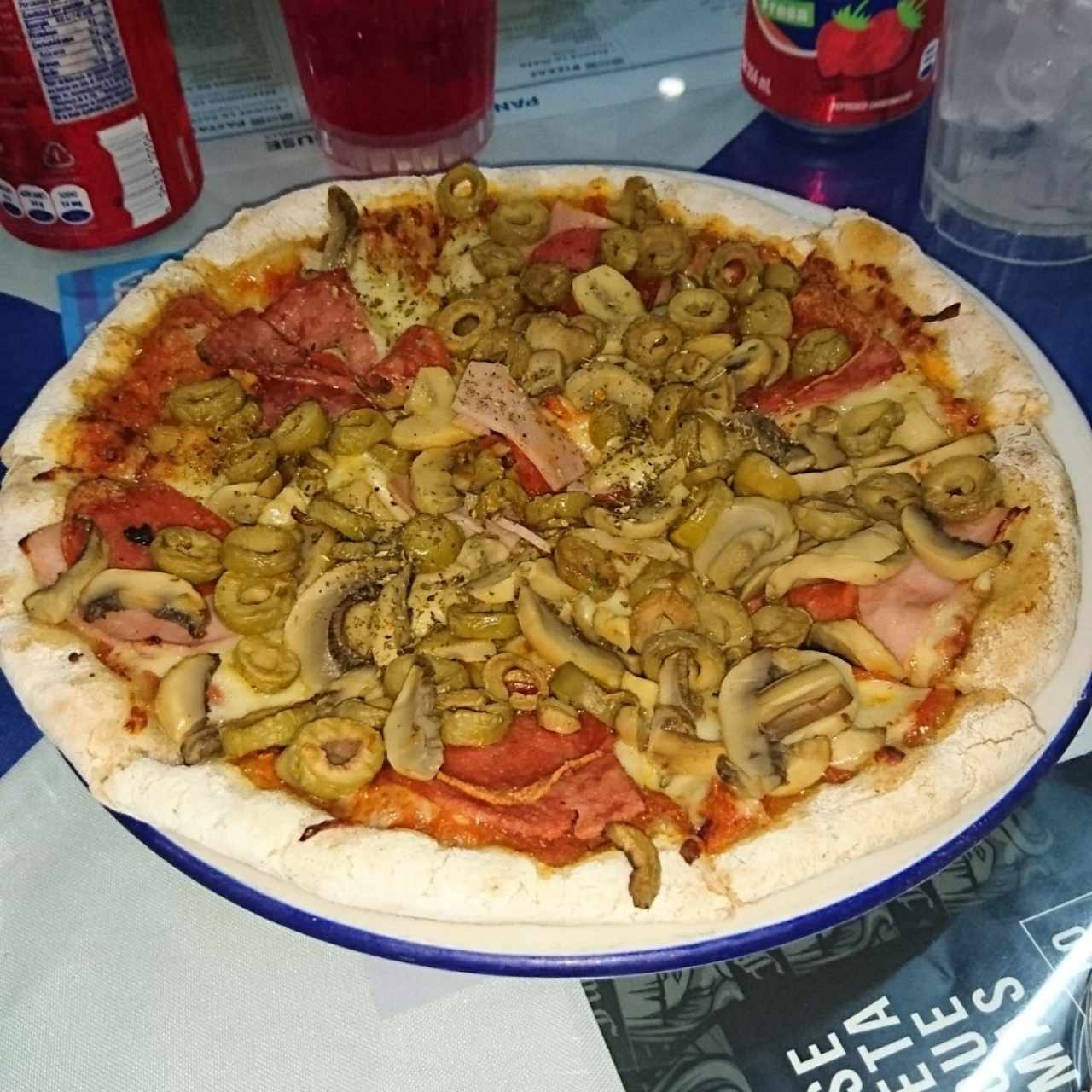 Pizza de peperoni, hongos y aceitunas