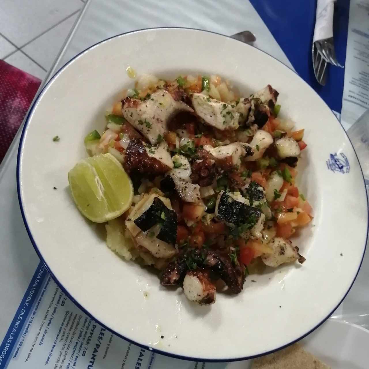 Pulpo al olio con puré y picadillo de vegetales